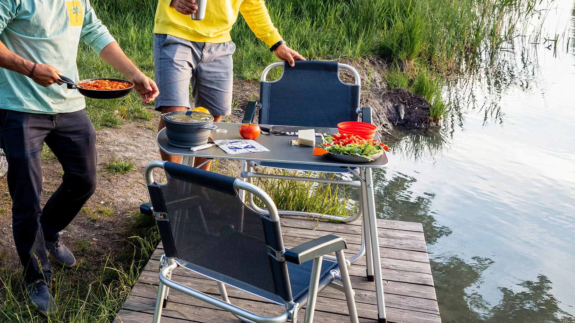 VW Caddy California 2 Personen Kochen und Essen auf ihren Campingtisch am See