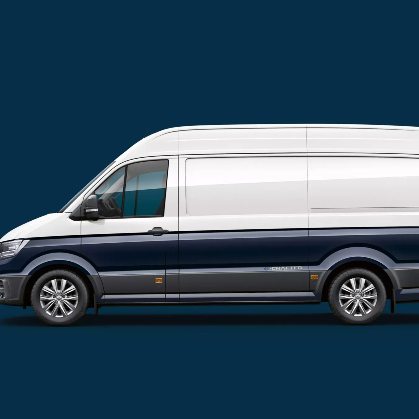 VW e-Crafter auf blauen Hintergrund