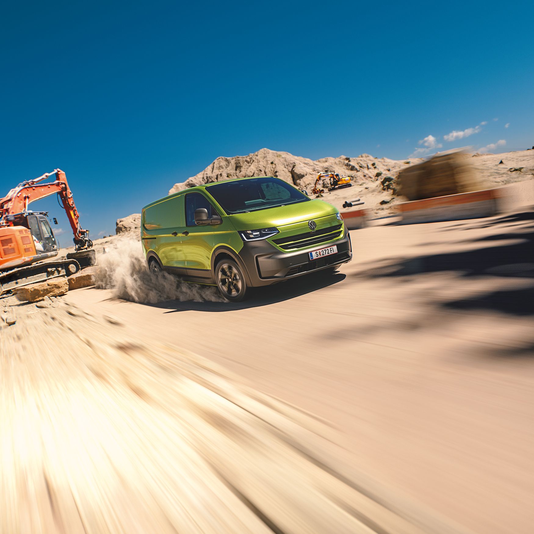 VW Transporter fährt durch den Sand