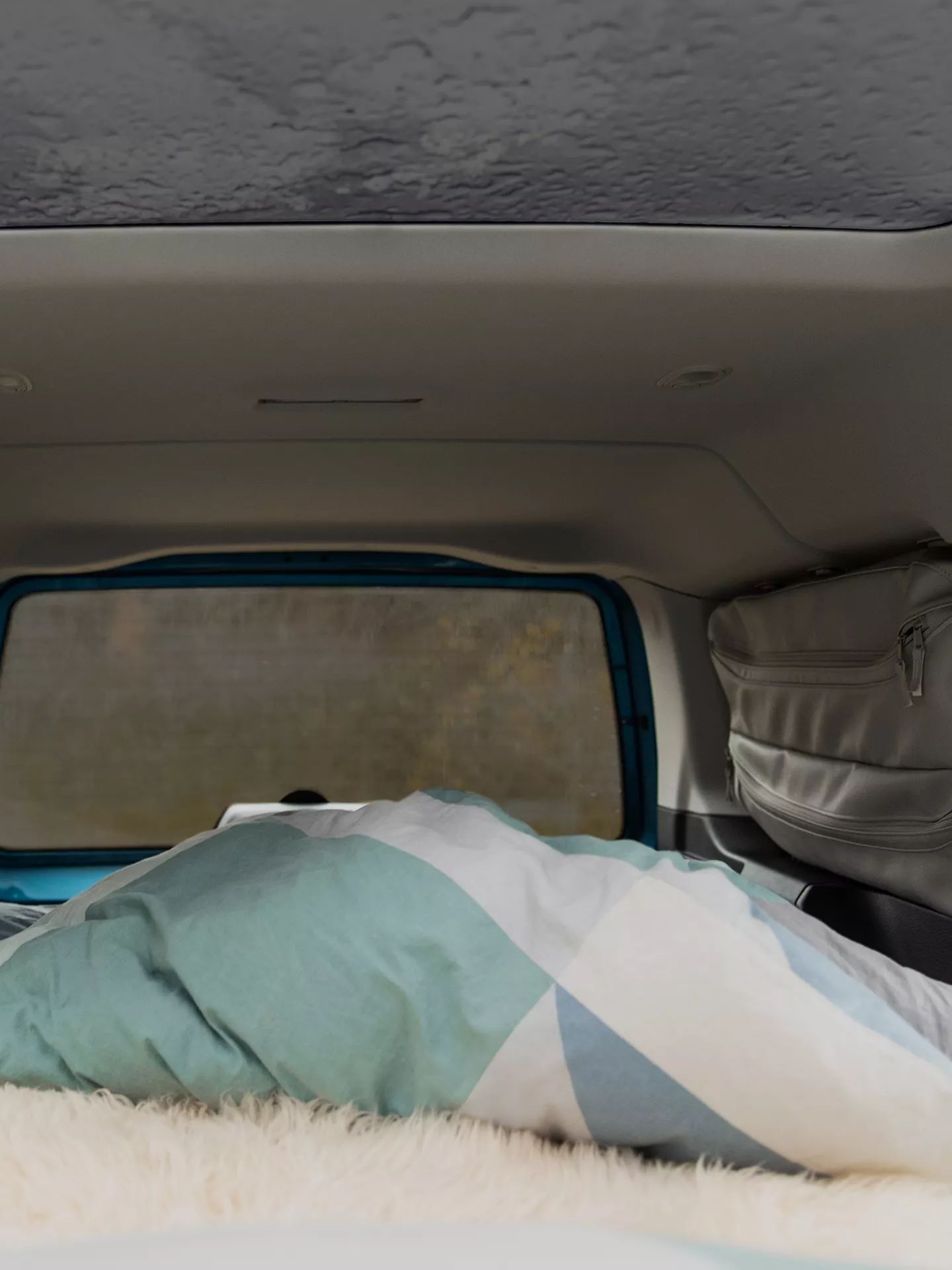 VW Caddy California verdunkelte Scheibe mit Innenraum und bezogenem Bett 
