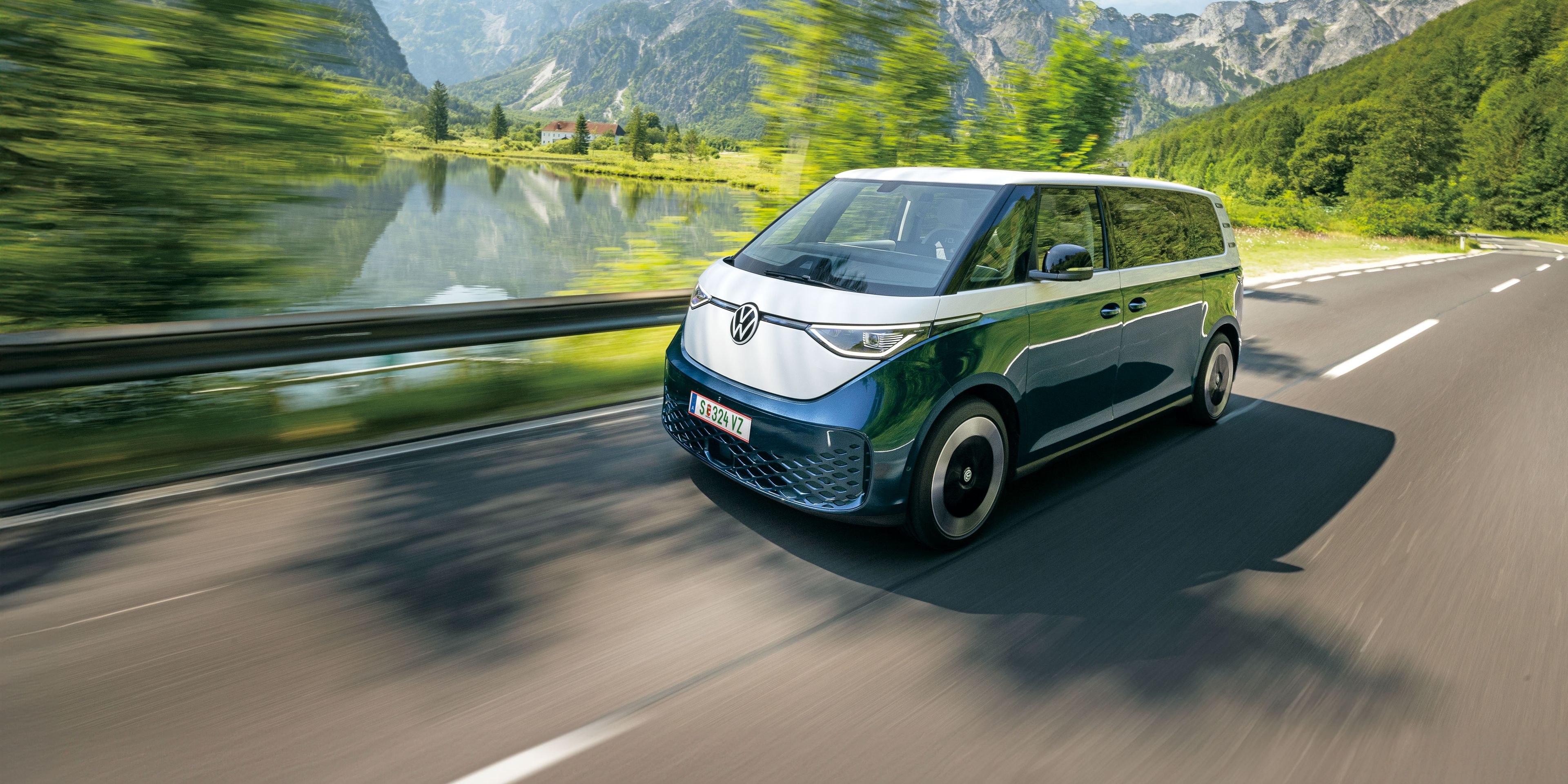 Blauer ID. Buzz fährt eine Landstraße entlang