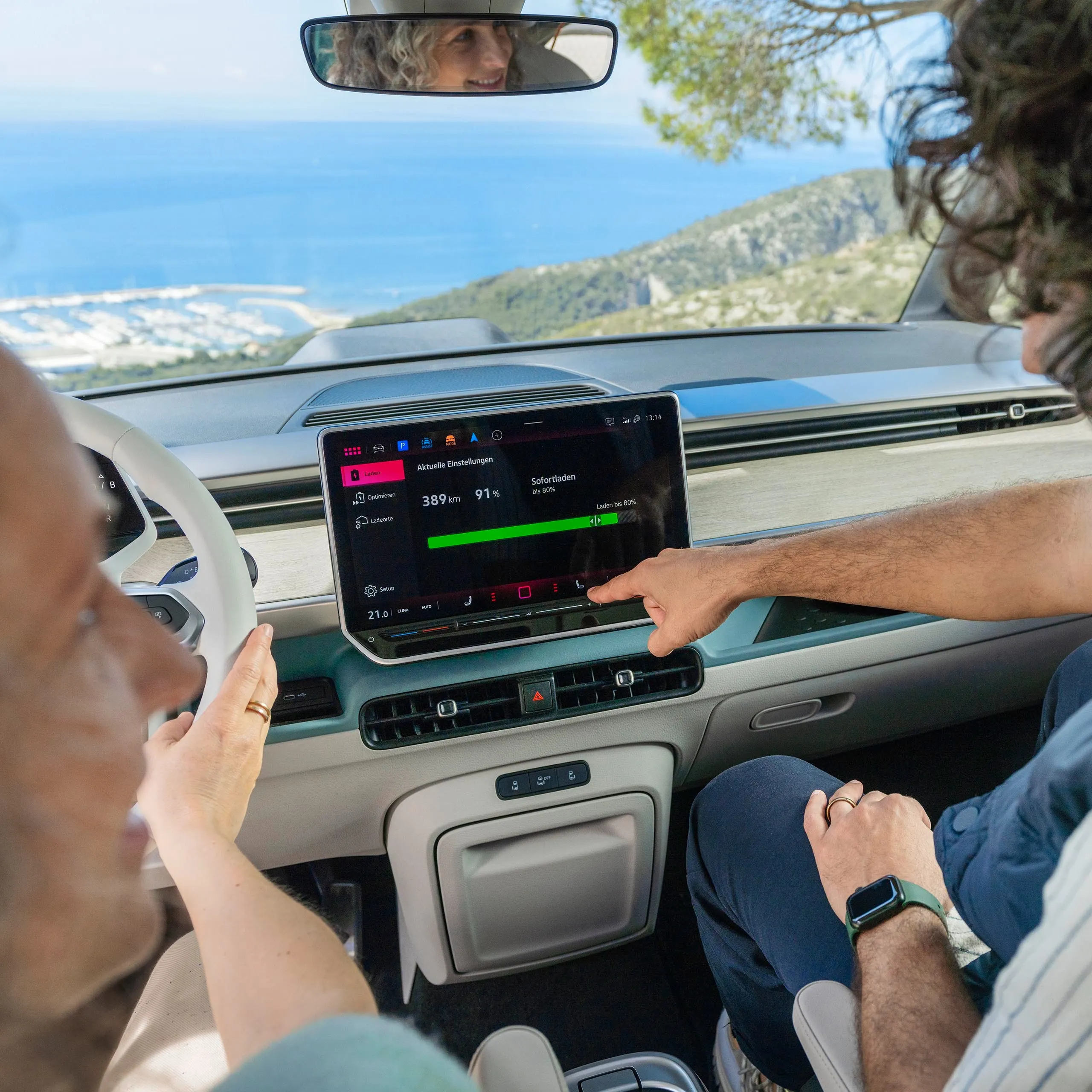 Mann bedient Infotainment von ID. Buzz