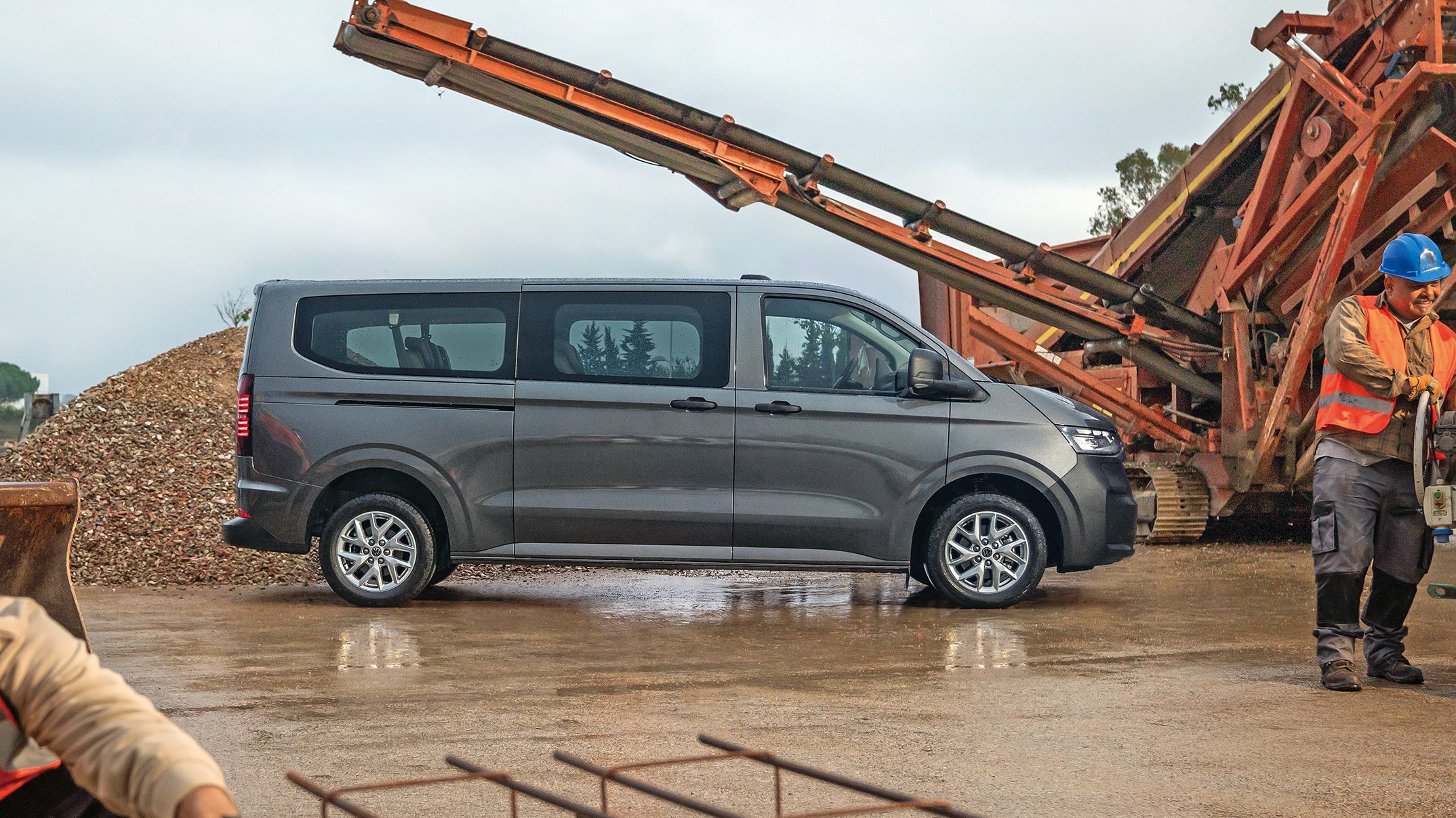 Transporter Kombi in Grau auf Baustelle