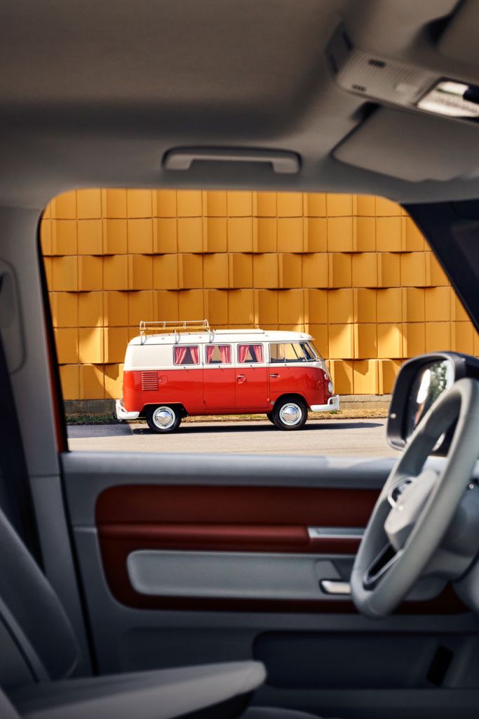 Blick aus einem ID. Buzz auf einen Retro Bulli