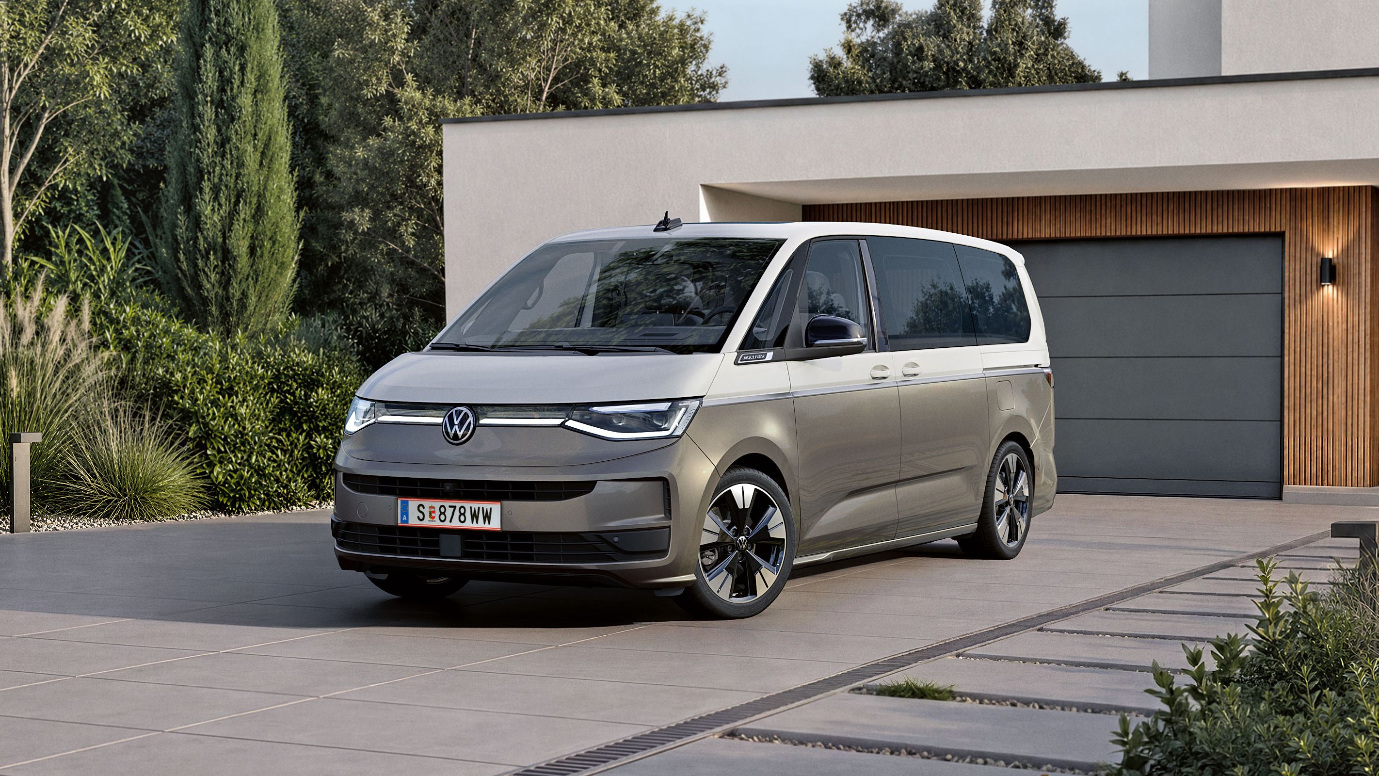 Der neue VW Multivan 2026 steht in Hauseinfahrt.