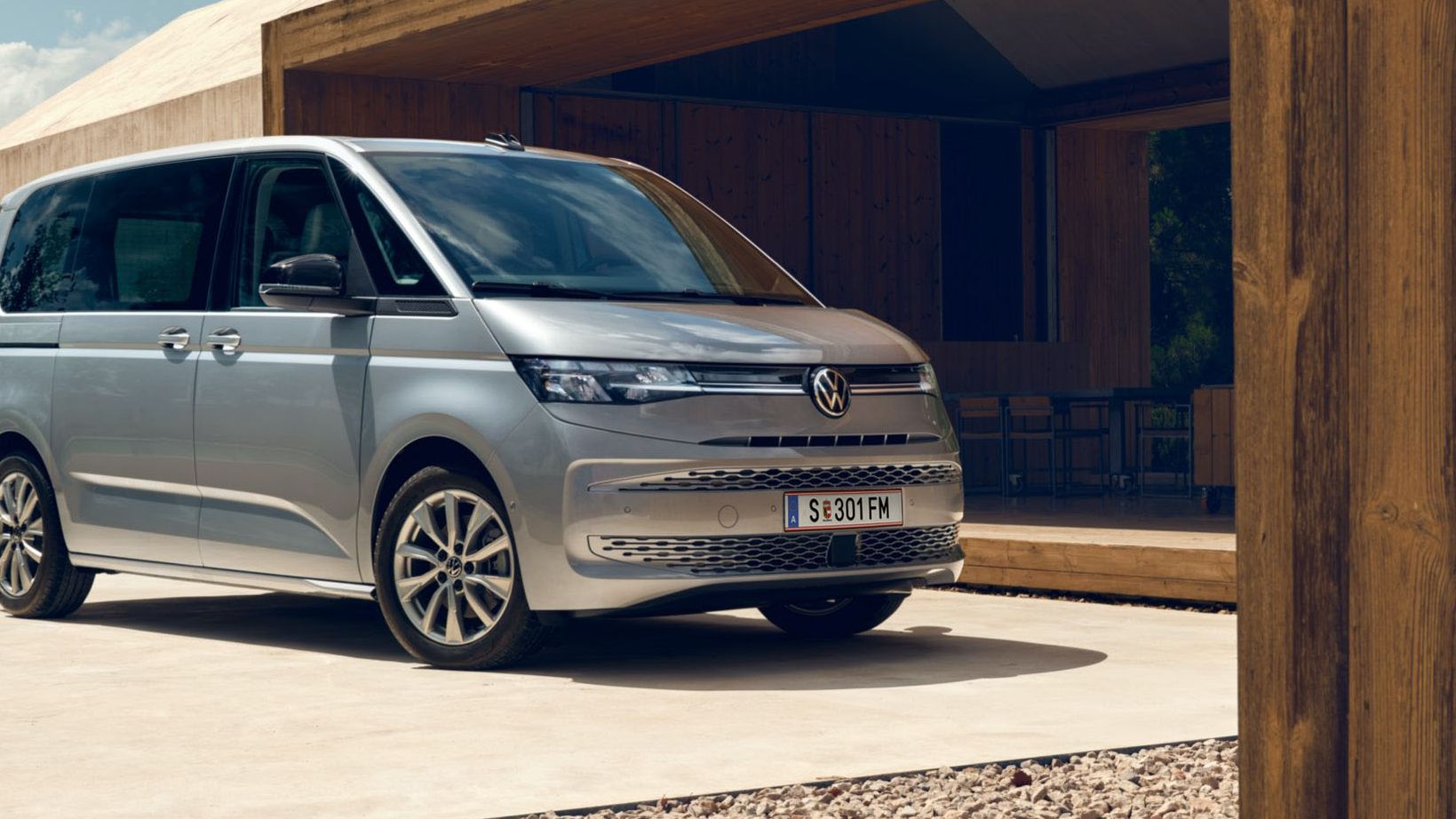 VW Multivan in silber parkt und 2 Männer bewegen sich von ihm fort