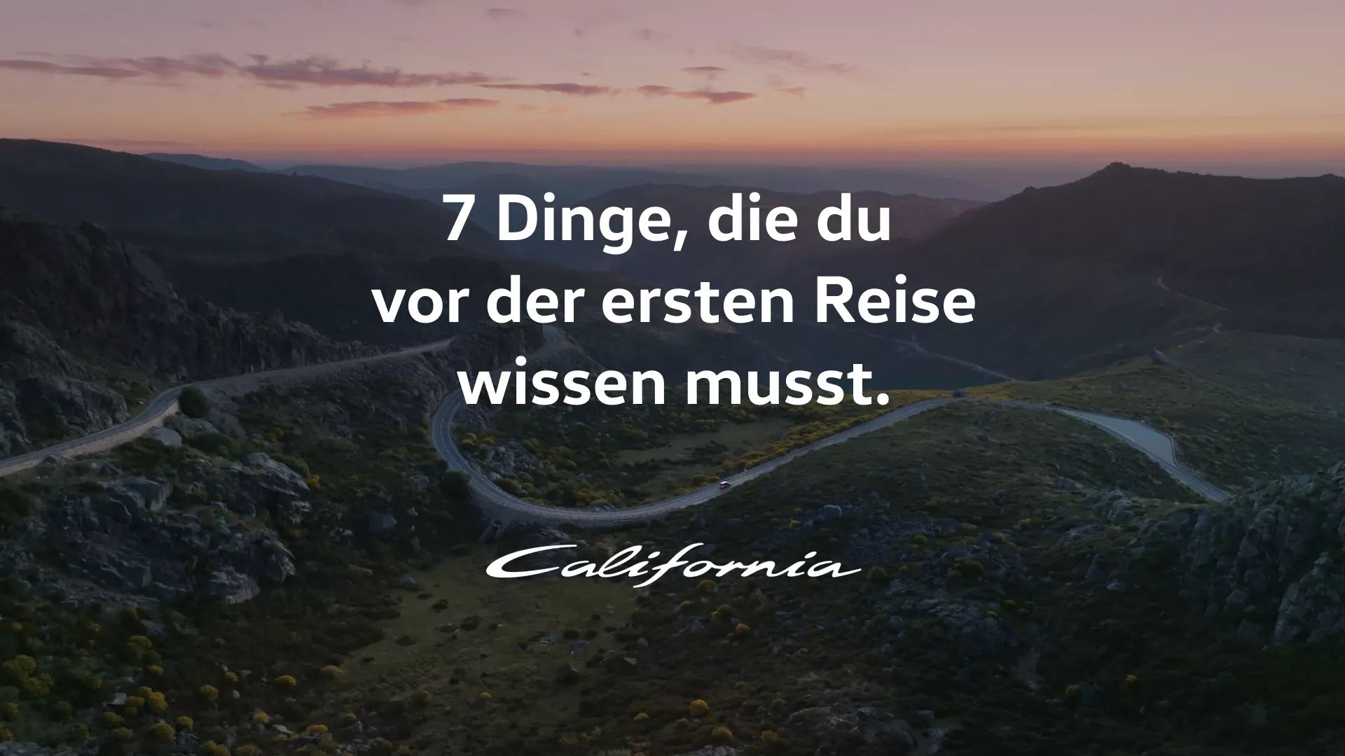 Blick auf eine kurvenreiche Bergstraße bei Sonnenuntergang. Im Vordergrund der Text "7 Dinge, die du vor der ersten Reise wissen musst." Im Hintergrund dominiert die hügelige Landschaft und der klare Himmel.