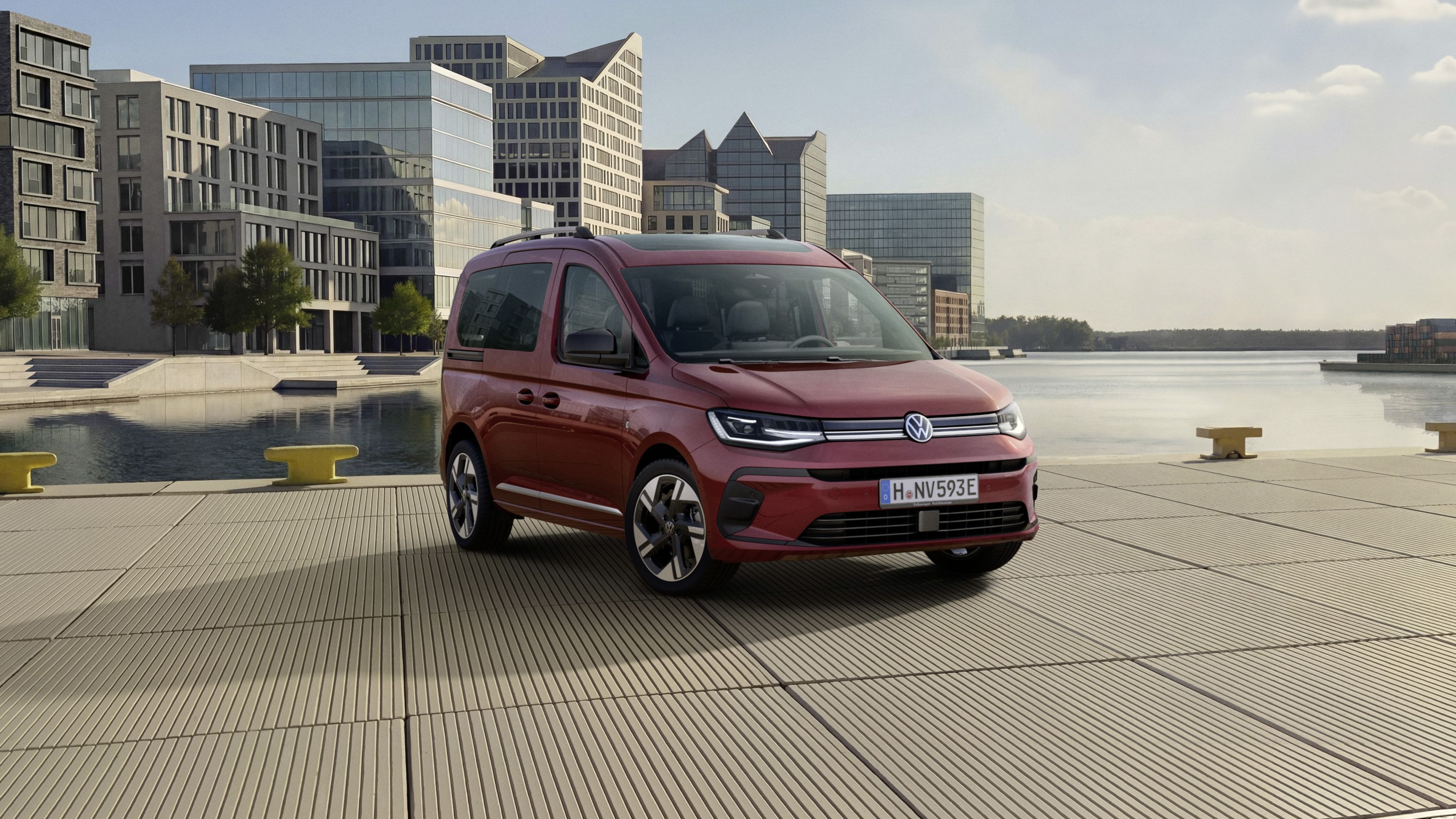 Der neue Caddy 2026 in Rot steht am Wasser.