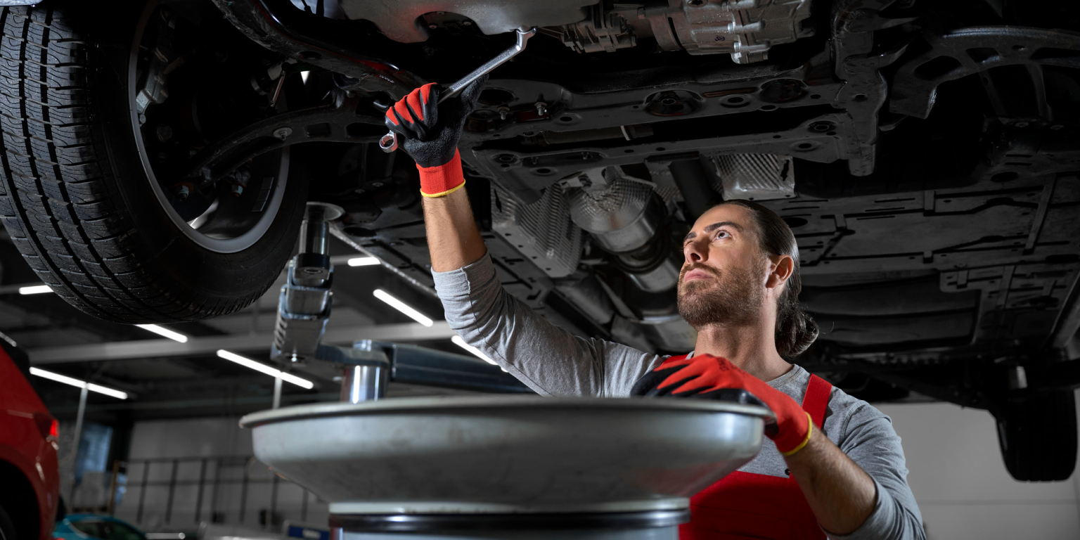 VW Nutzfahrzeuge Mechaniker beim Ölwechsel 