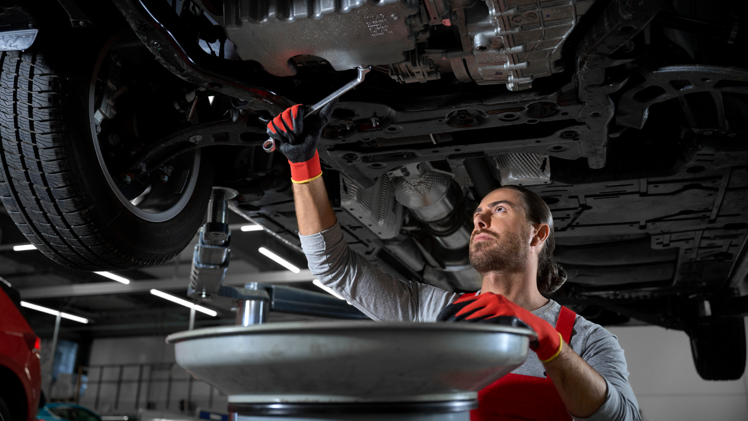 VW Nutzfahrzeuge Mechaniker beim Ölwechsel 