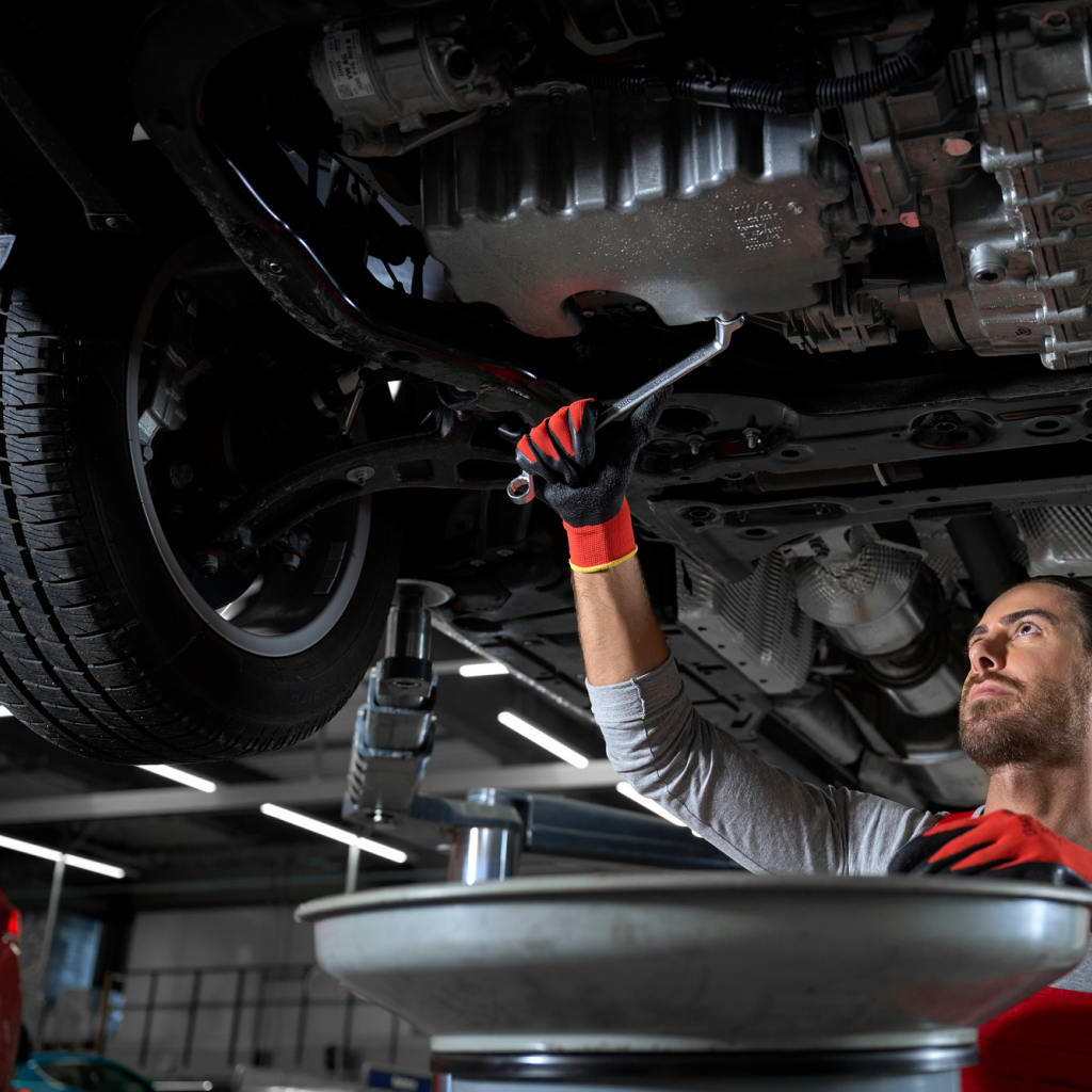 VW Nutzfahrzeuge Mechaniker beim Ölwechsel 