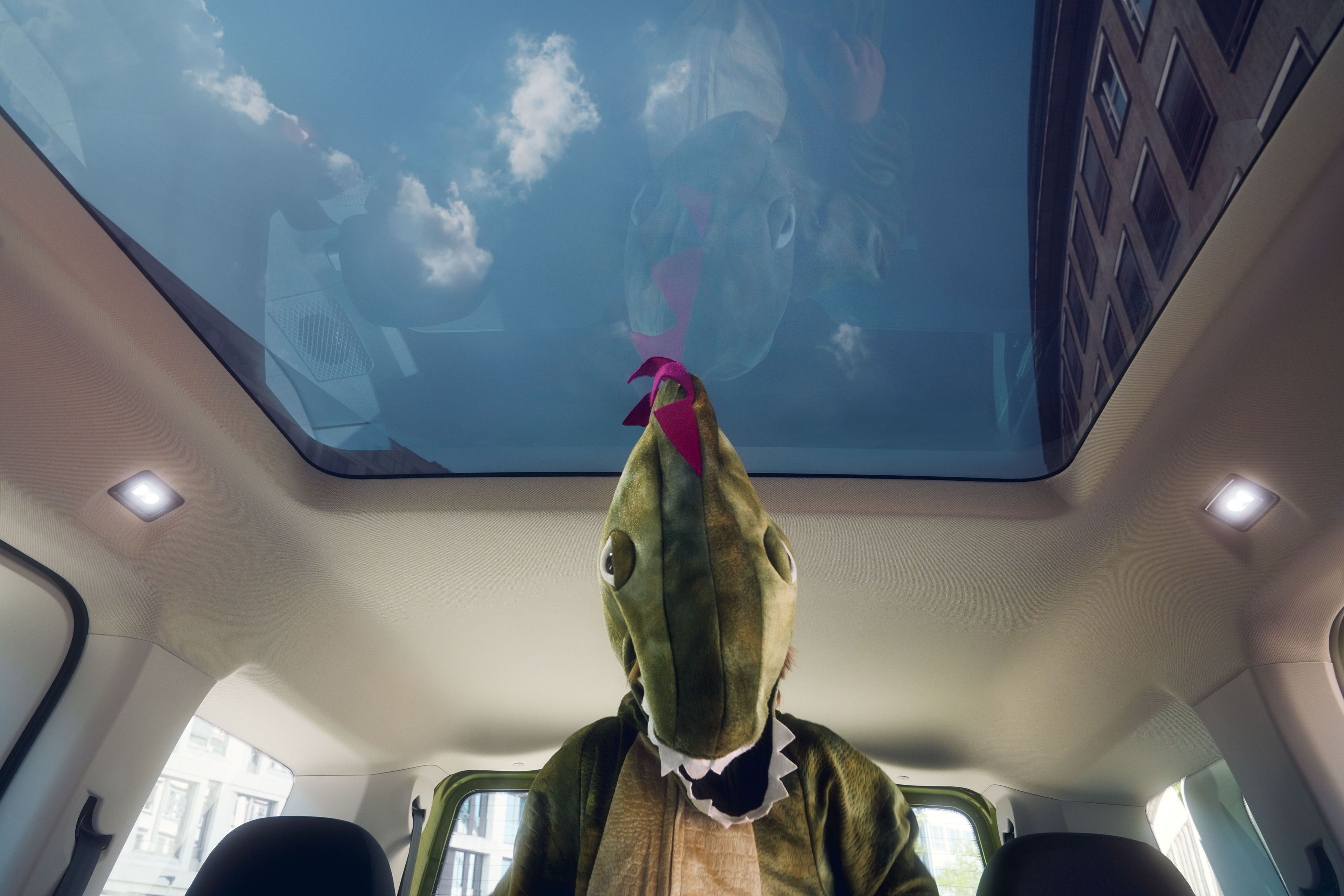 Ein Kind - als Krokodil verkleidet - steht im Innenraum eines Caddy 5