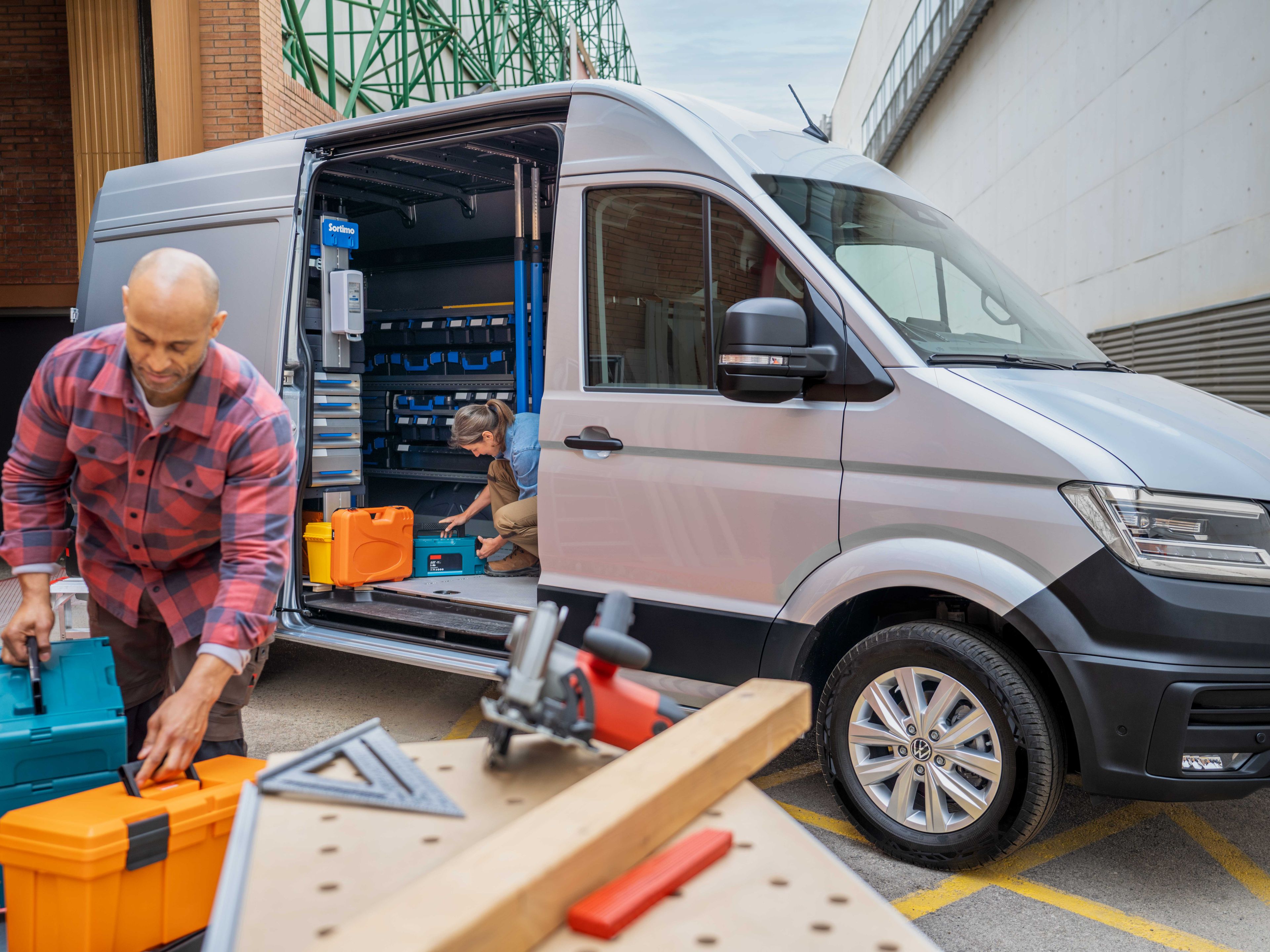 Zwei Handwerker bei einem Crafter Kastenwagen
