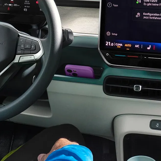 Ein Smartphone ladet kabellos im VW ID. Buzz