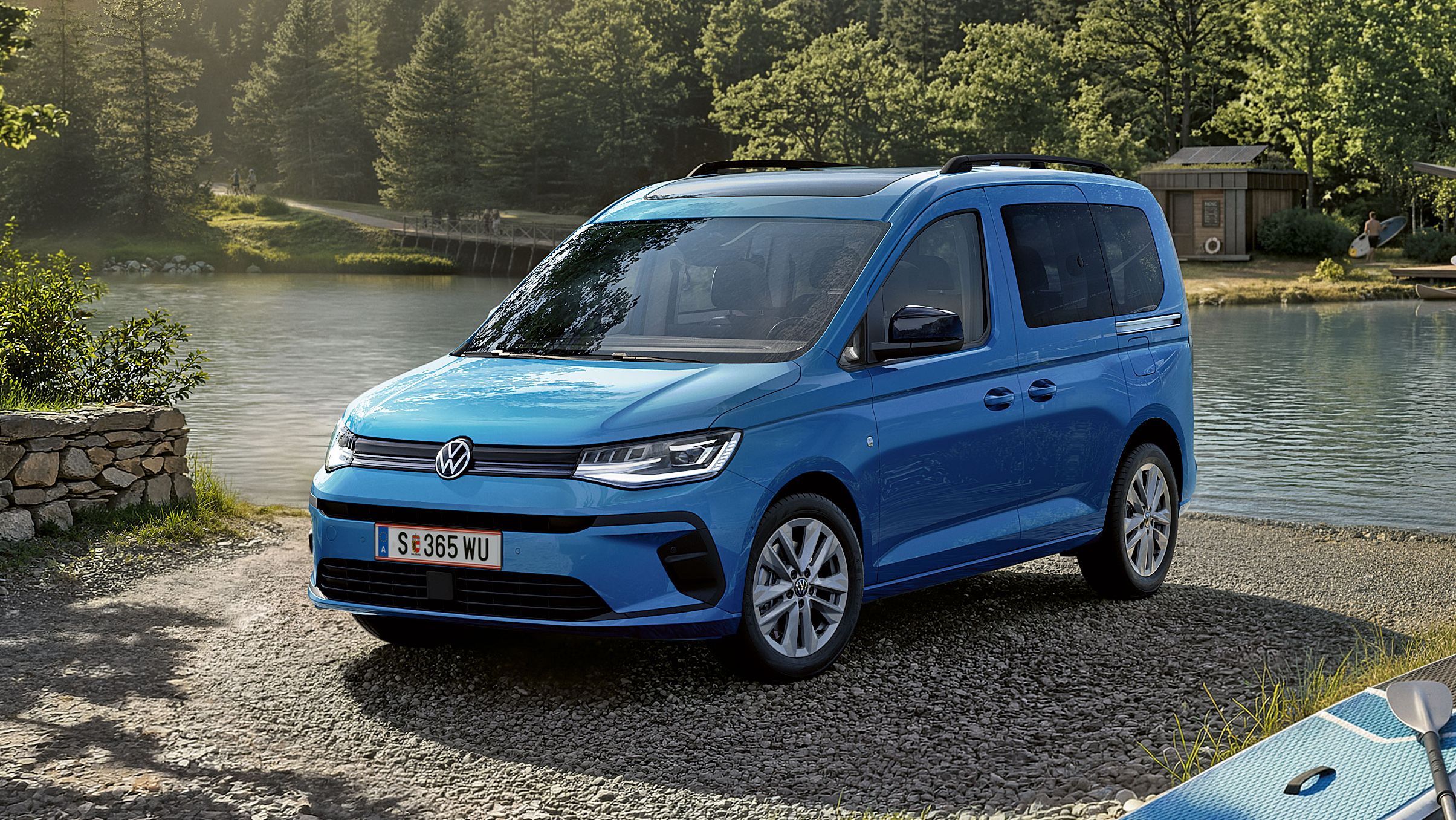 Der neue Caddy California 2026 in Blau steht an See.