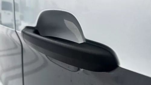 Fokusaufnahme des Türgriffs von einem Volkswagen California.