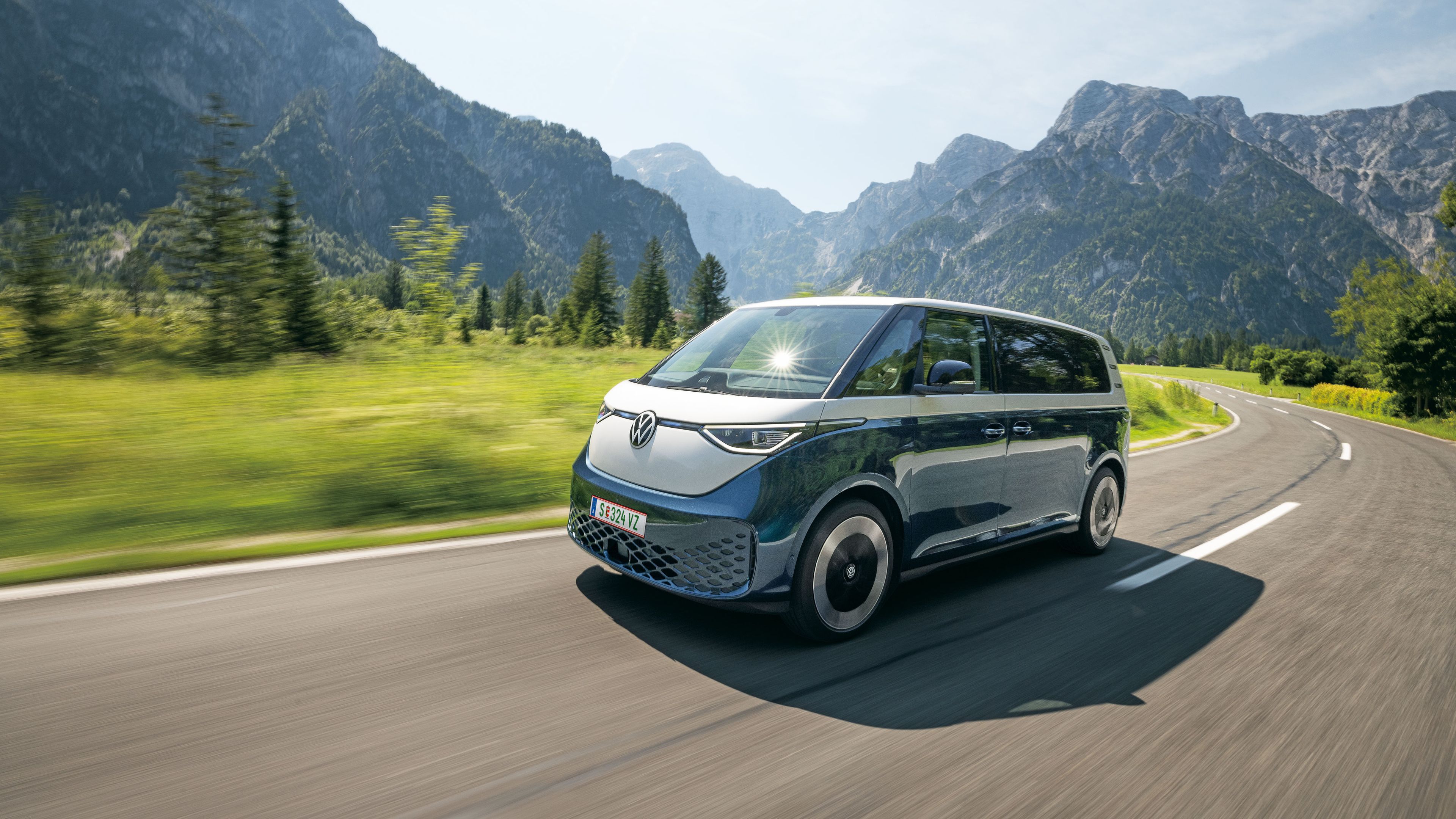 Blauer ID. Buzz fährt eine Landstraße entlang