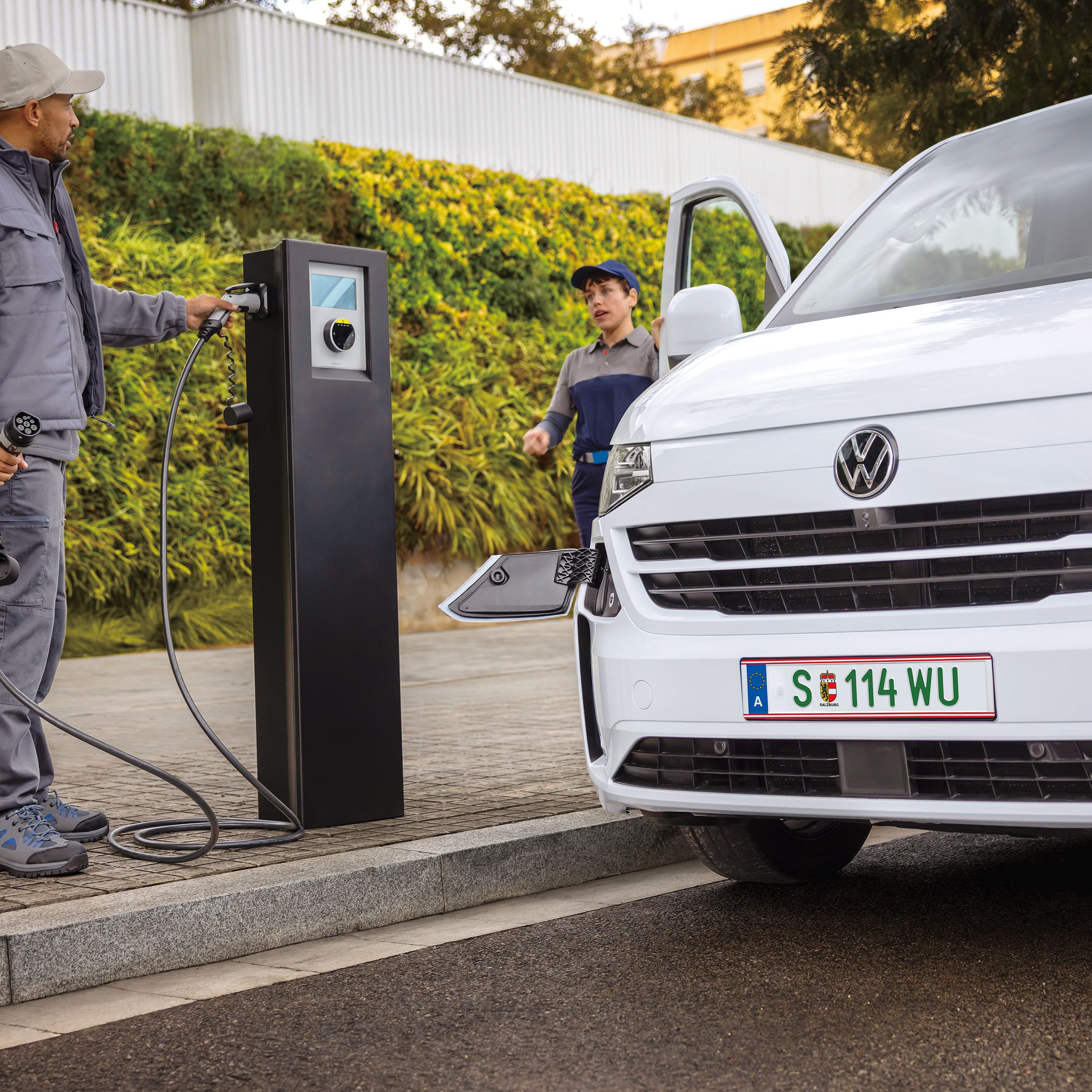 VW e-Transporter an Ladestation