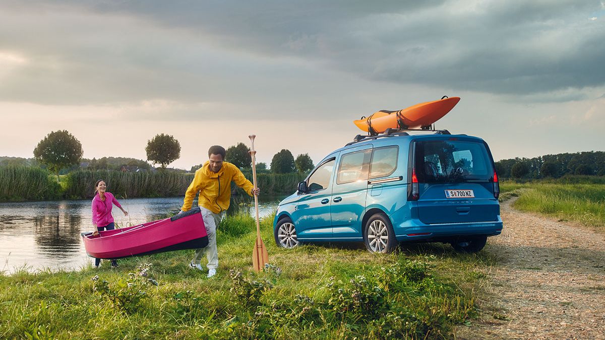 Ein VW Caddy steht auf der Starße.