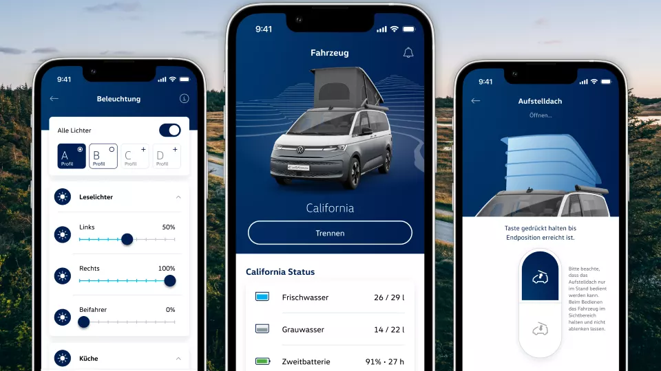 California‑App mit drei Smartphone‑Screens vor einer Naturkulisse und dem Schriftzug „California“ oben. Der mittlere Screen zeigt einen grauen Campingbus mit Aufstelldach und Statusdaten wie Frischwasser und Batteriestand. Die beiden seitlichen Screens zeigen Steuerungsmöglichkeiten für Beleuchtung und das Öffnen des Aufstelldachs mit Symbolen und Reglern.