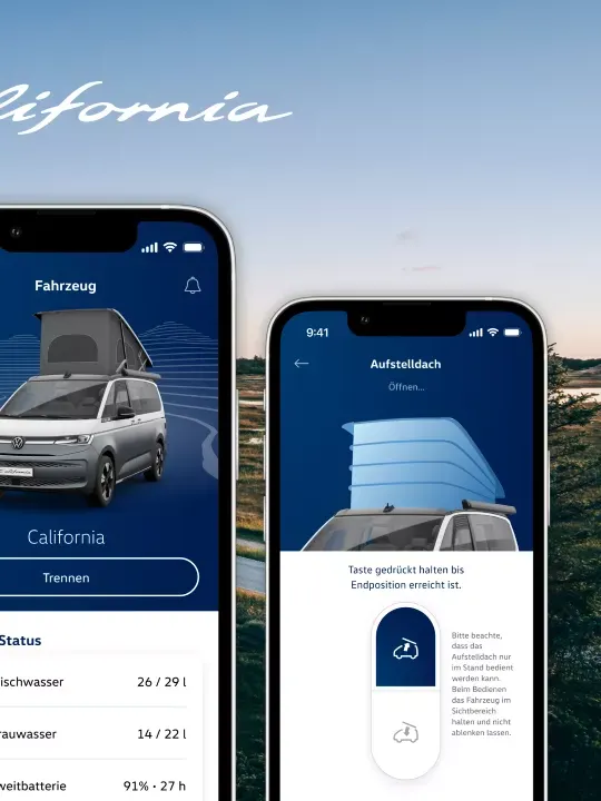 California‑App mit drei Smartphone‑Screens vor einer Naturkulisse und dem Schriftzug „California“ oben. Der mittlere Screen zeigt einen grauen Campingbus mit Aufstelldach und Statusdaten wie Frischwasser und Batteriestand. Die beiden seitlichen Screens zeigen Steuerungsmöglichkeiten für Beleuchtung und das Öffnen des Aufstelldachs mit Symbolen und Reglern.