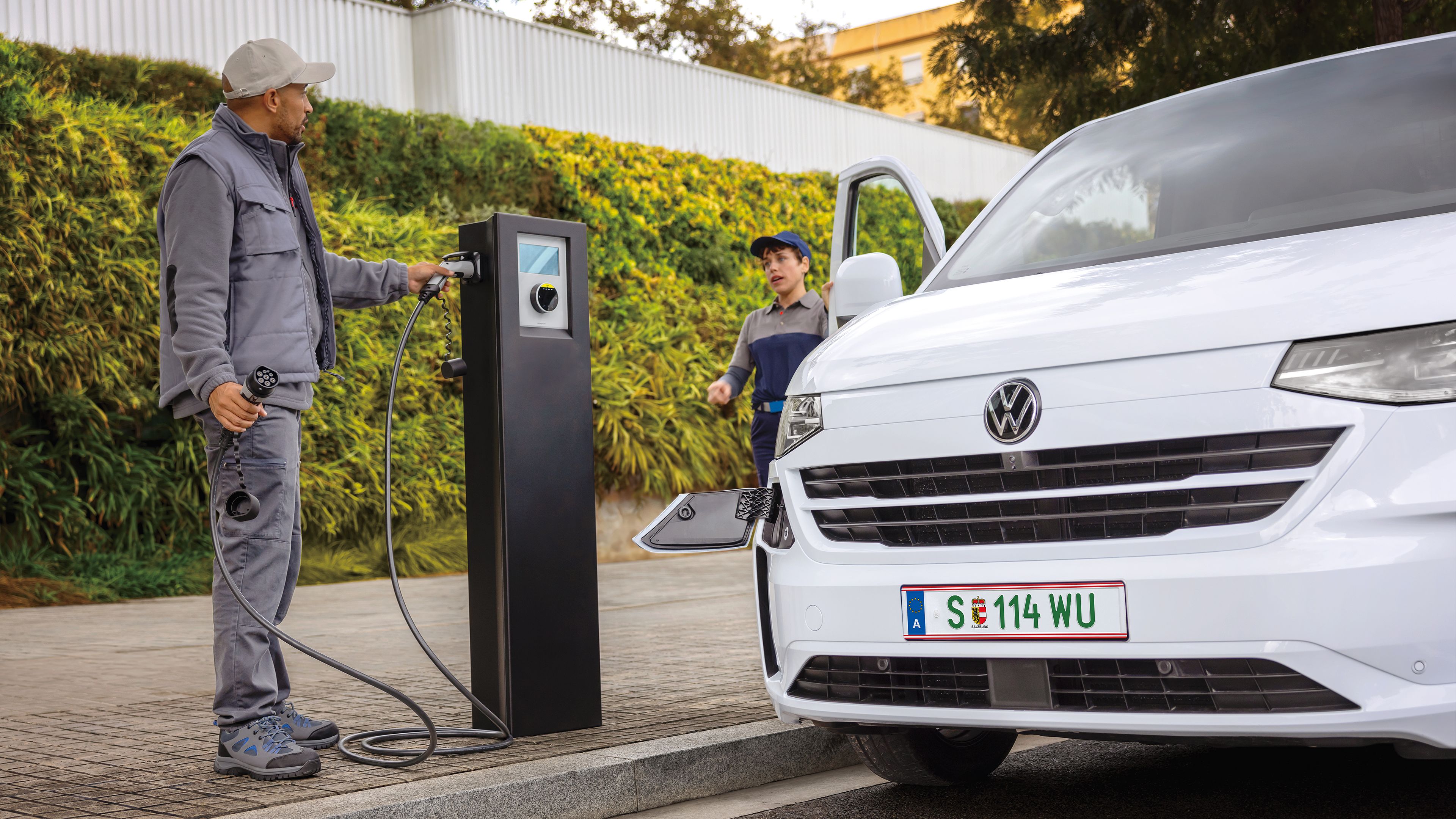 VW e-Transporter an Ladestation