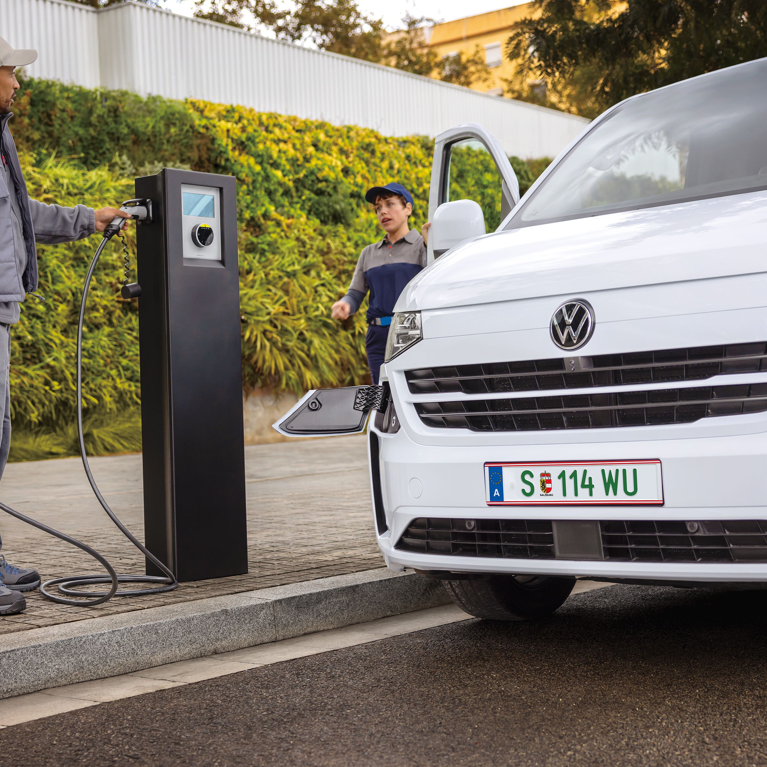 VW e-Transporter an Ladestation