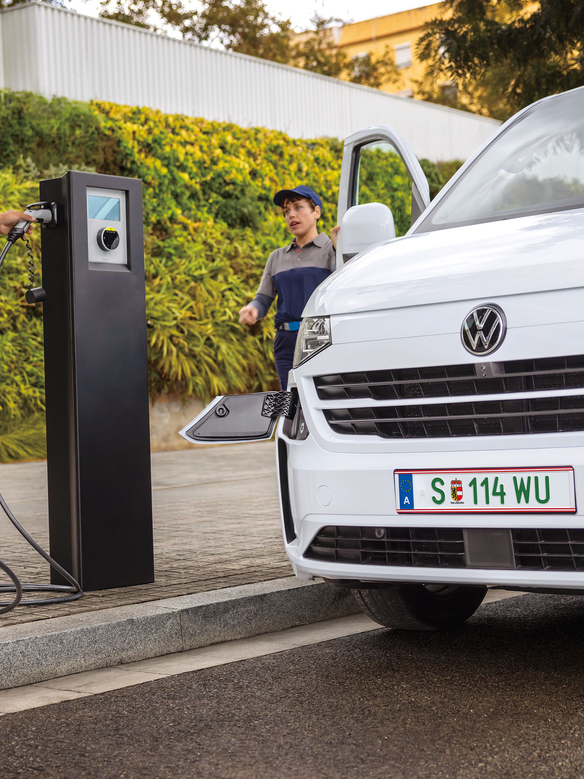 VW e-Transporter an Ladestation