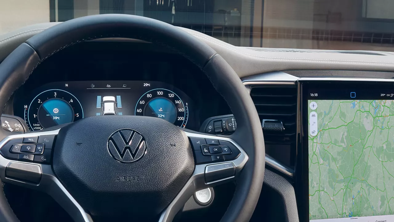 Ansicht auf Lenkrad und Infotainment Anzeige eines Amaroks, digitales Cockpit