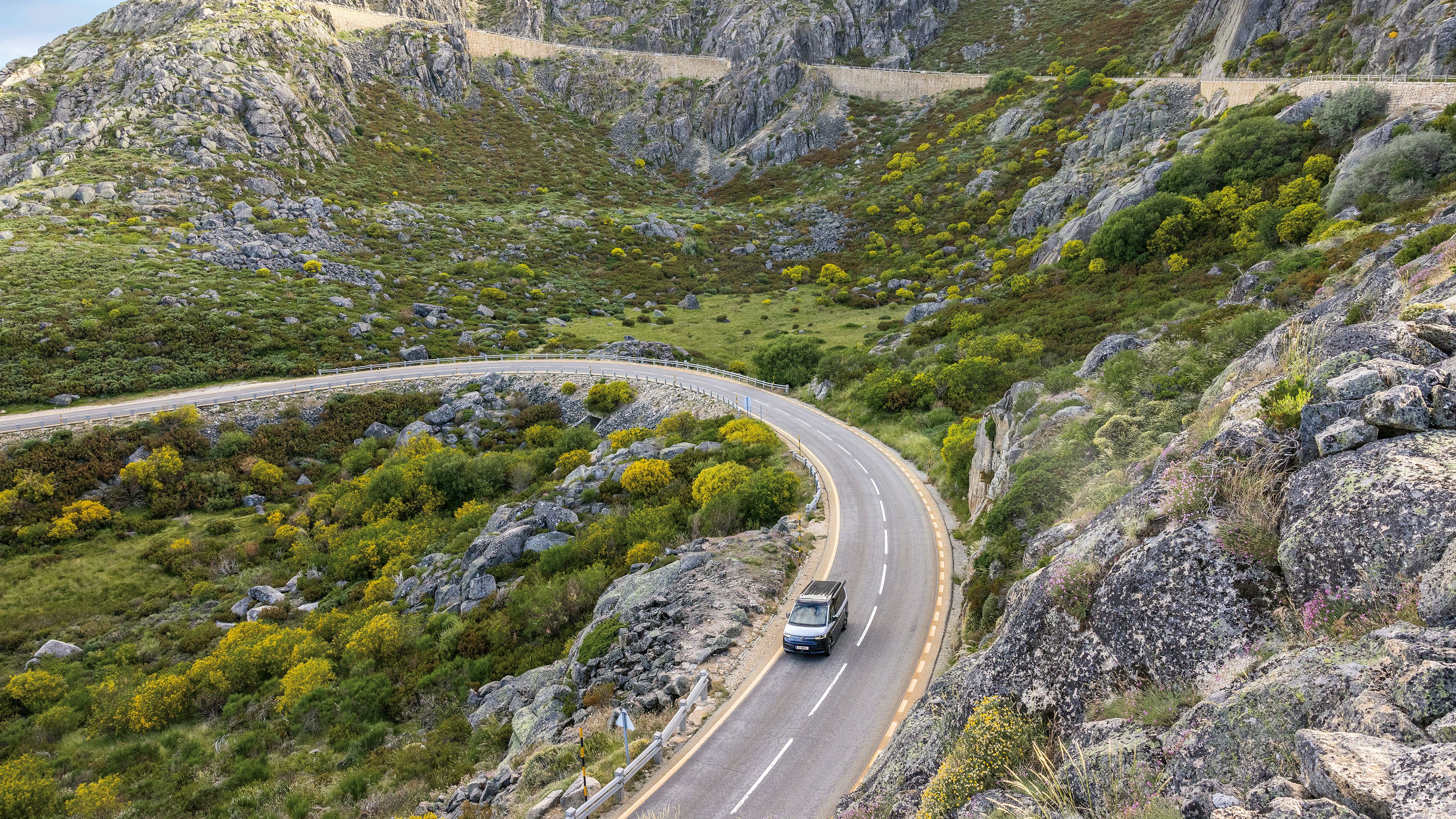 New California fährt eine kurvenreiche Bergstraße entlang