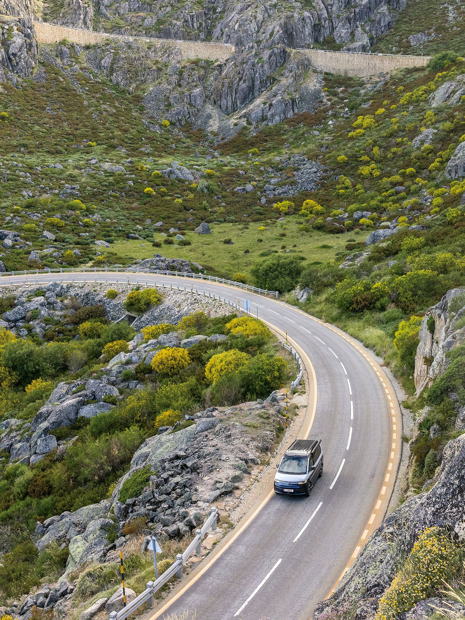 New California fährt eine kurvenreiche Bergstraße entlang