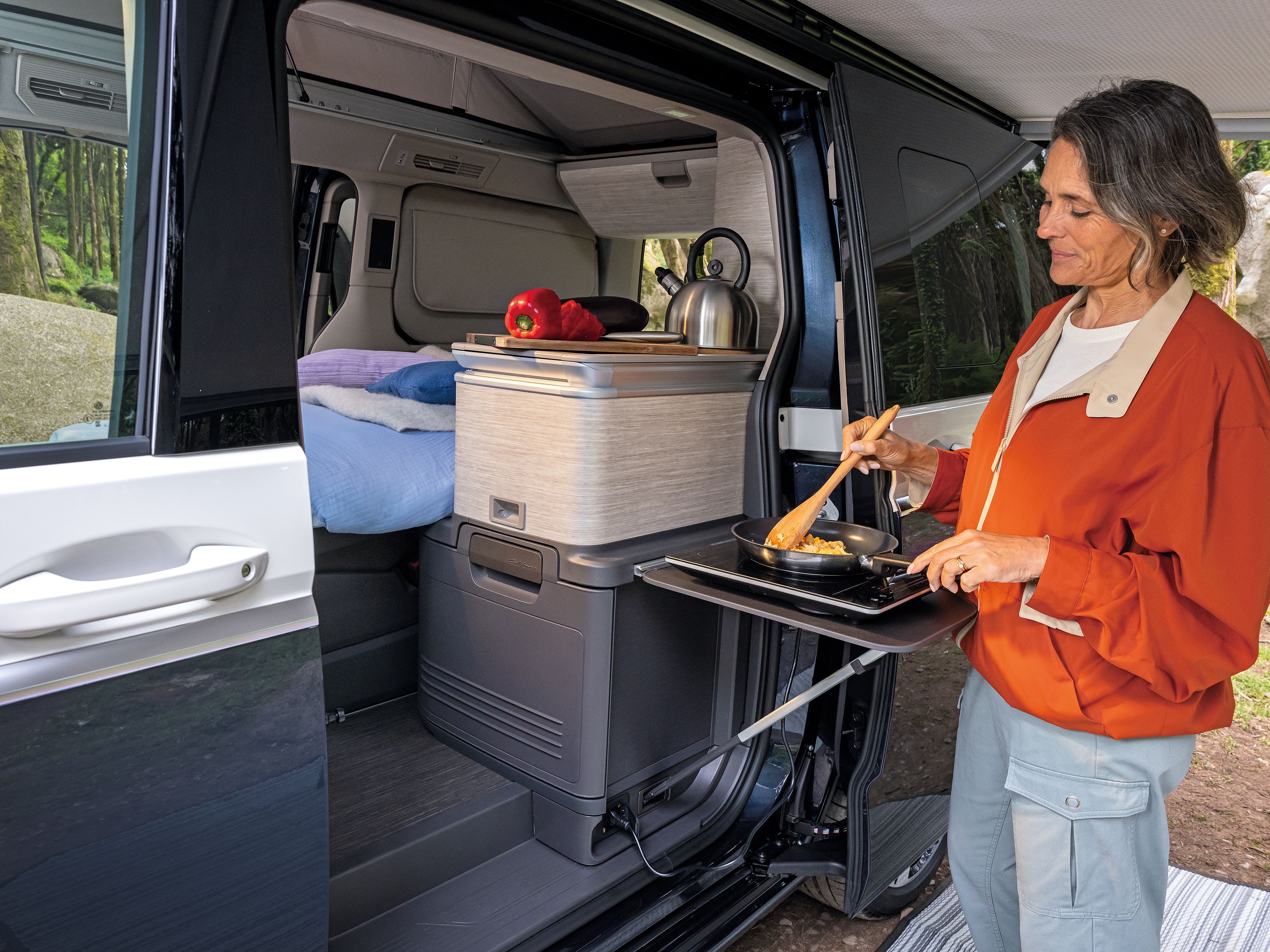 Eine Frau kocht als Frühstück ein Rührei in der Küche des New California