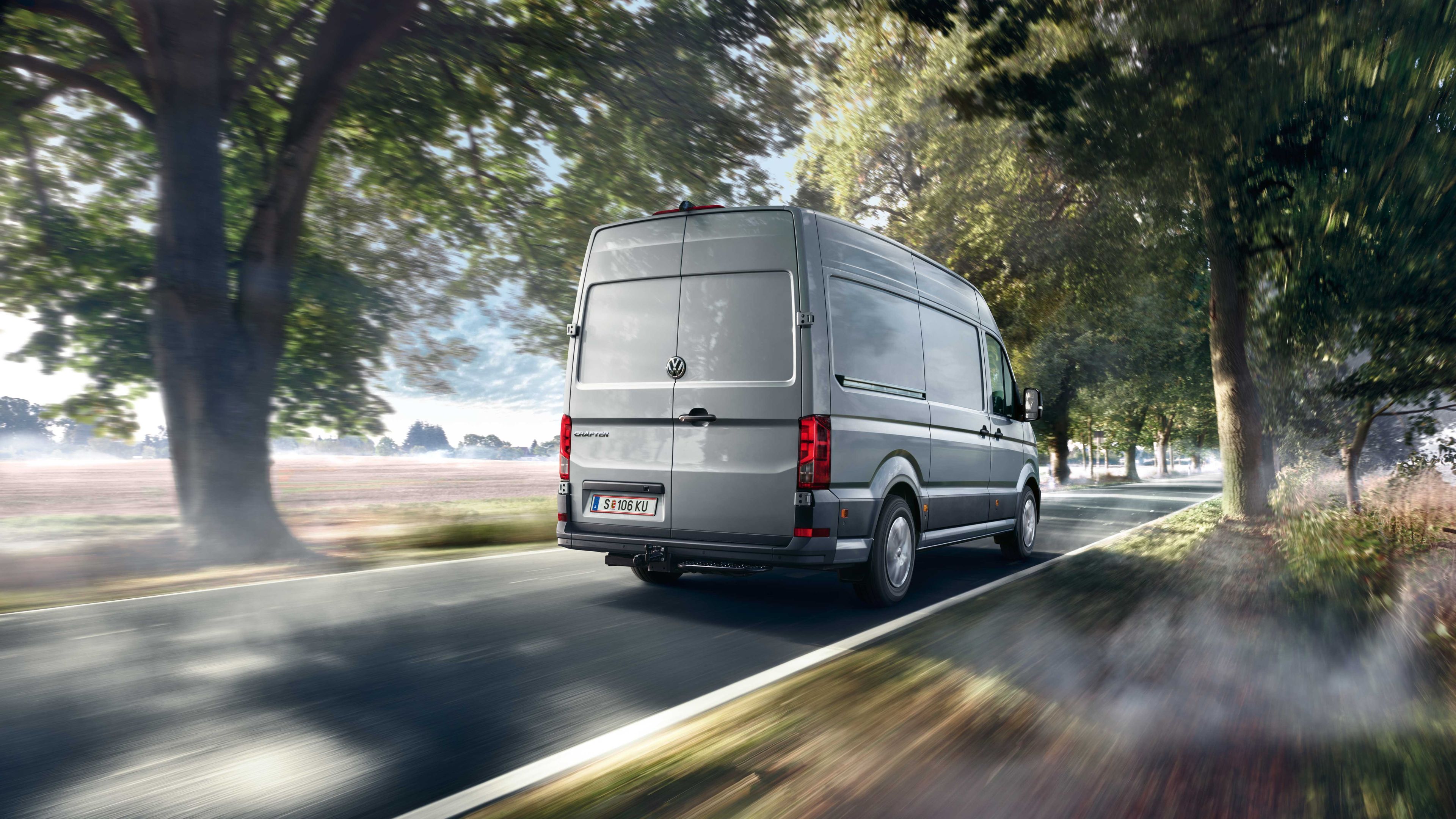 VW Crafter Kastenwagen in Fahrt von Hinten