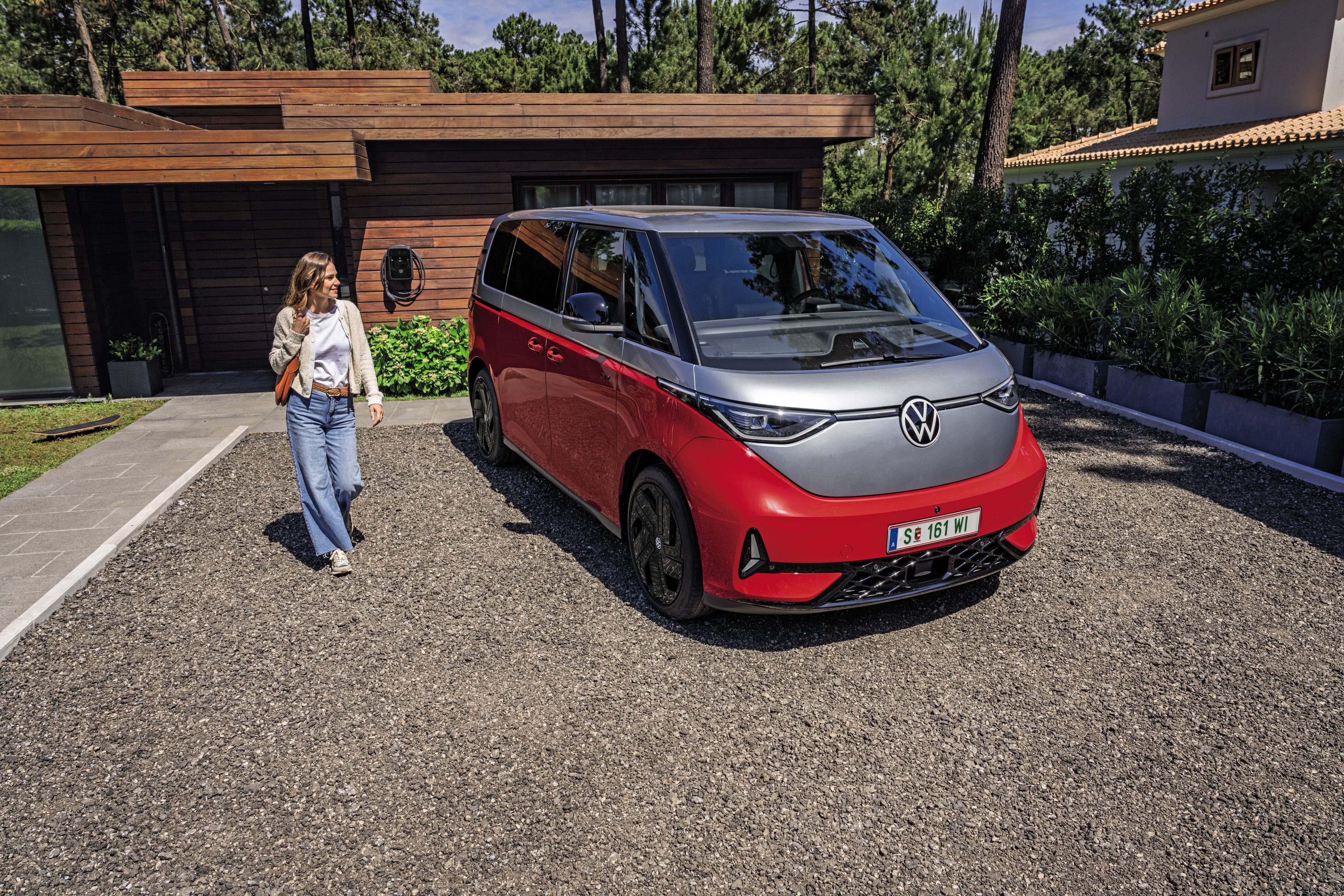 Der ID. Buzz GTX steht vor Haus