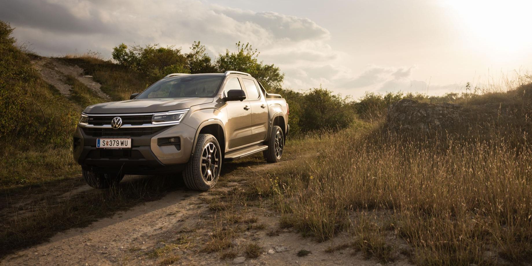 Der VW Amarok steht im Gelände.