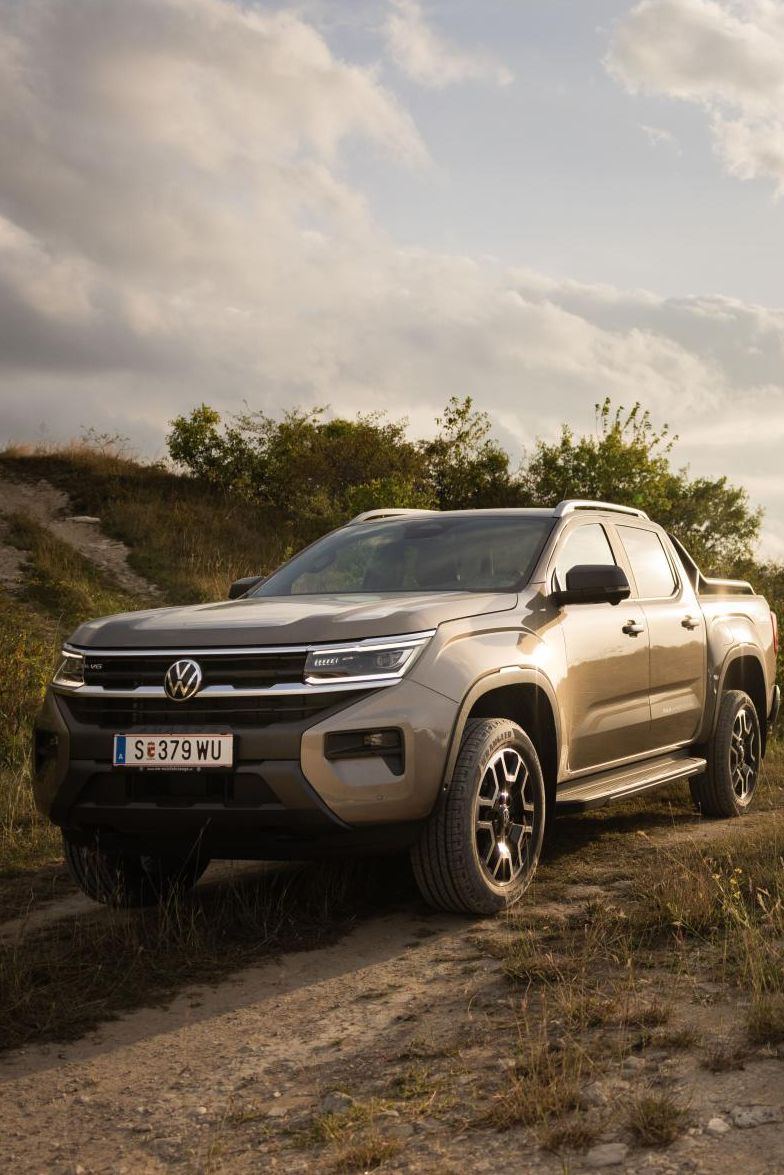 Der VW Amarok steht im Gelände.