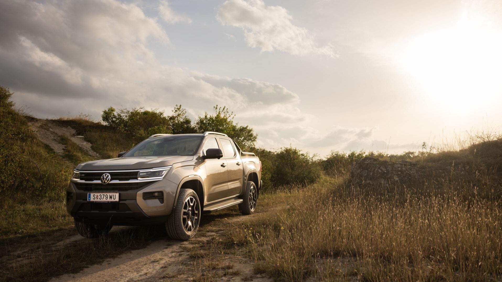 Der VW Amarok steht im Gelände.