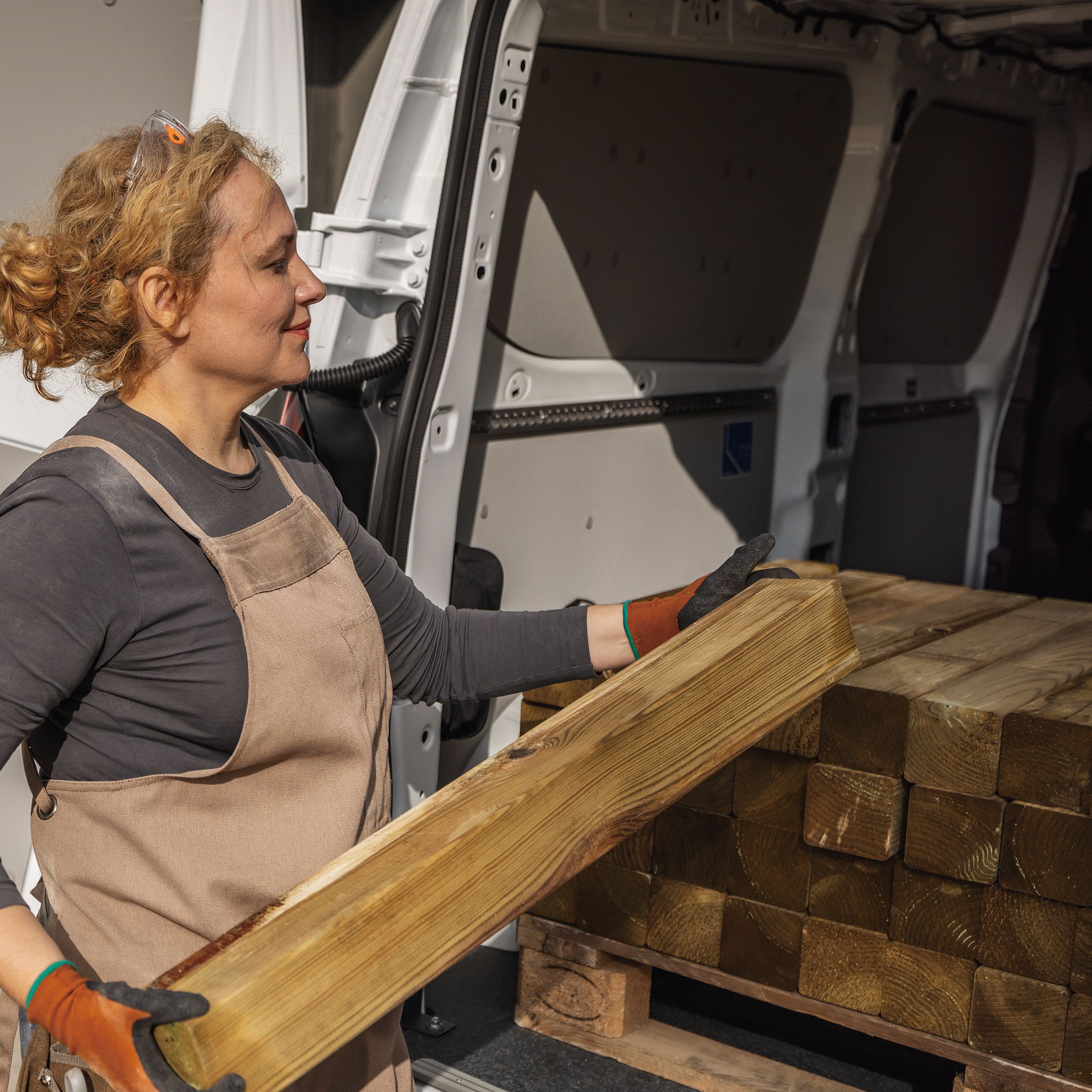 VW Transporter wird mit Holz beladen