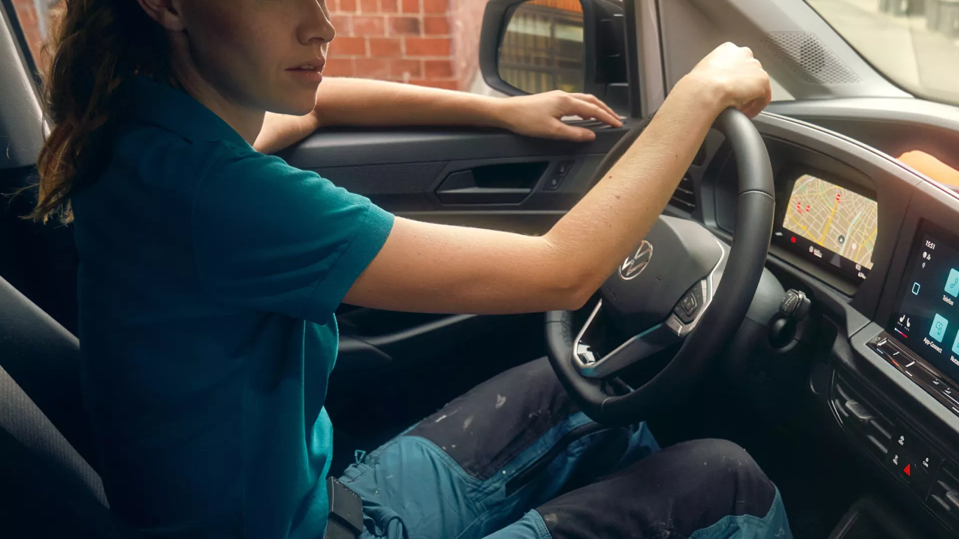 Lenkerin eines Caddy Cargos schaut durch die Windschutzscheibe