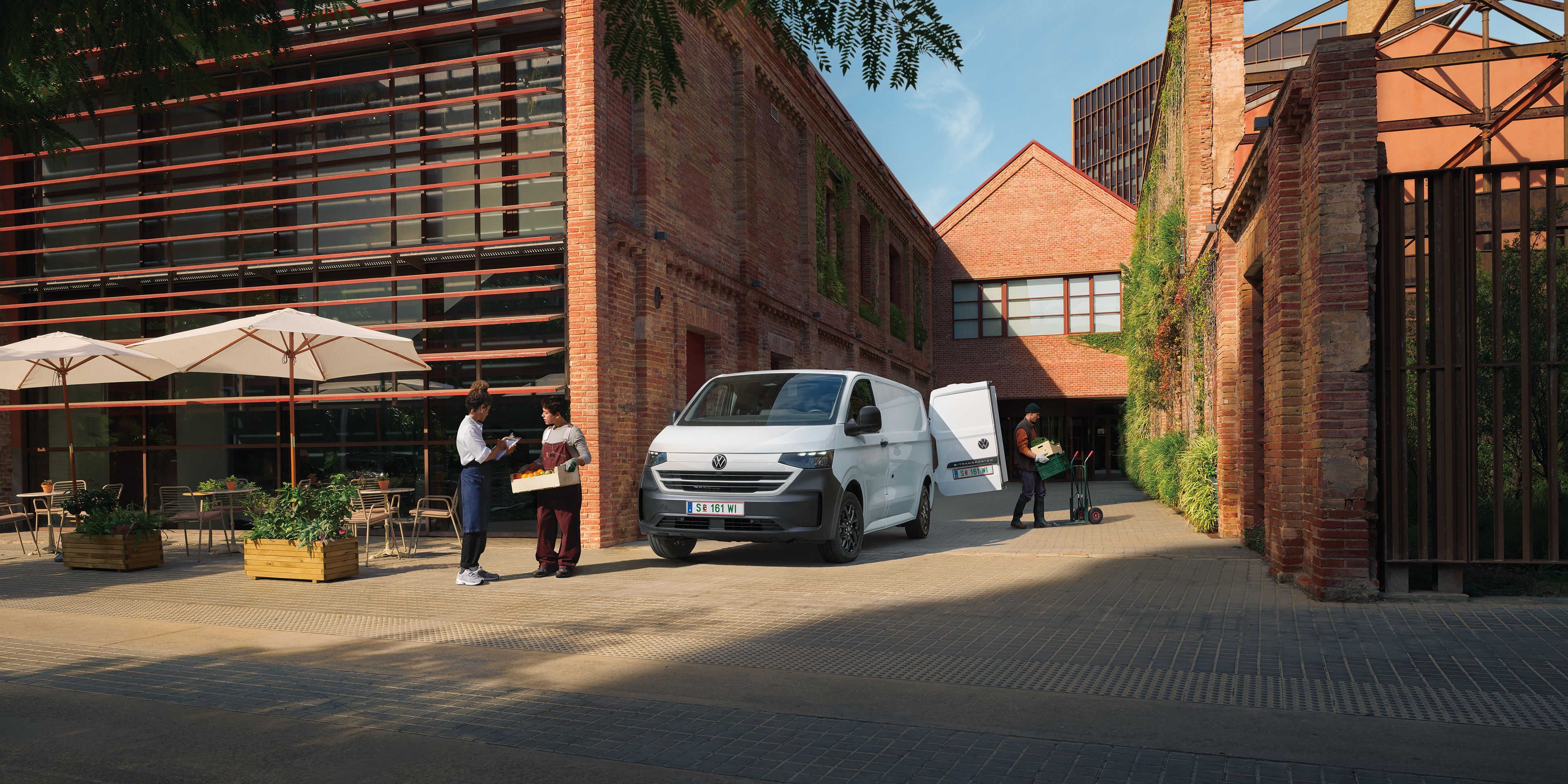VW Transporter Kastenwagen in Weiß steht vor Haus