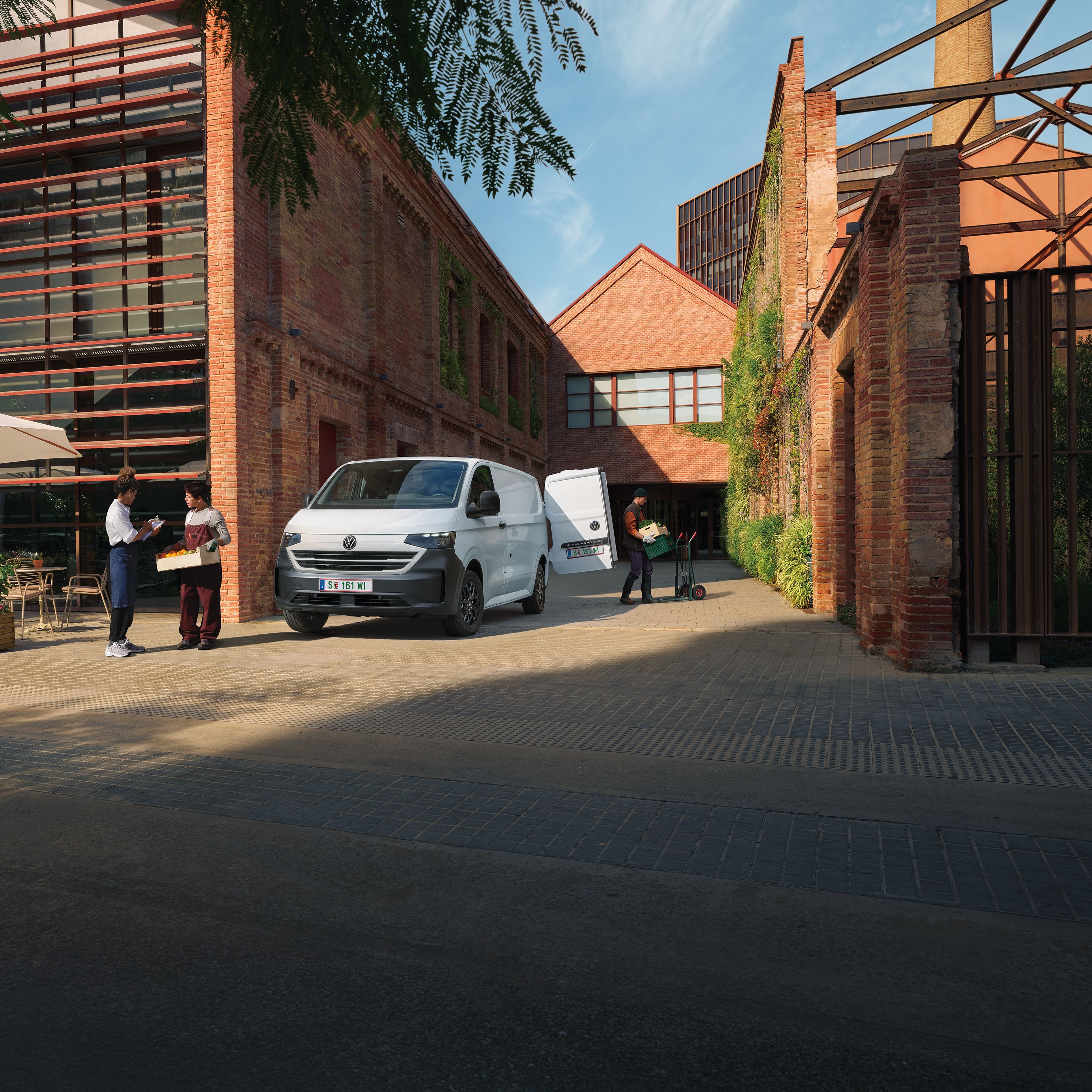 VW Transporter Kastenwagen in Weiß steht vor Haus
