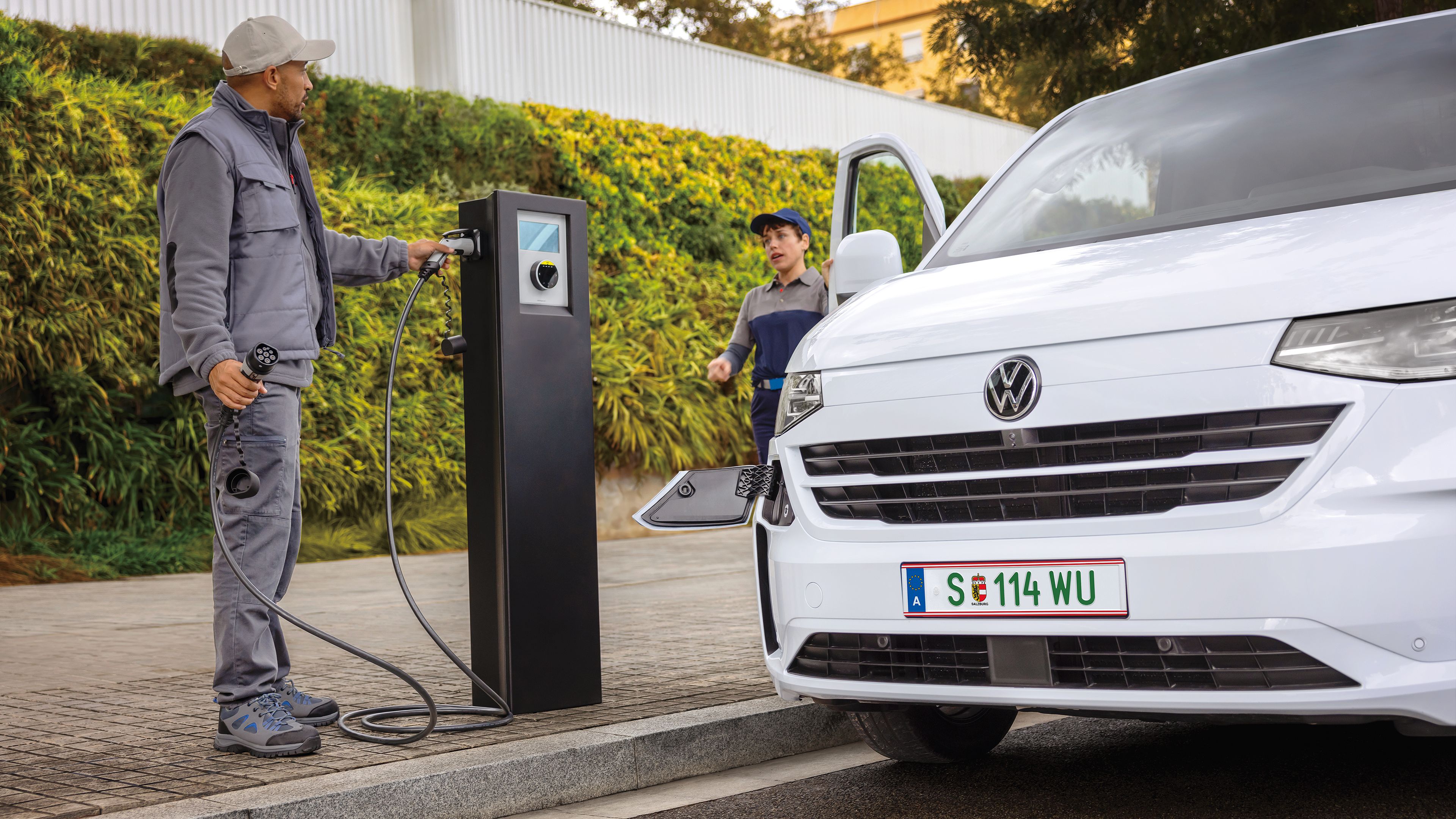 VW e-Transporter an Ladestation