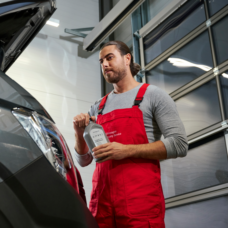 Ein VW Nutzfahrzeuge Service Partner beim Ölwechsel
