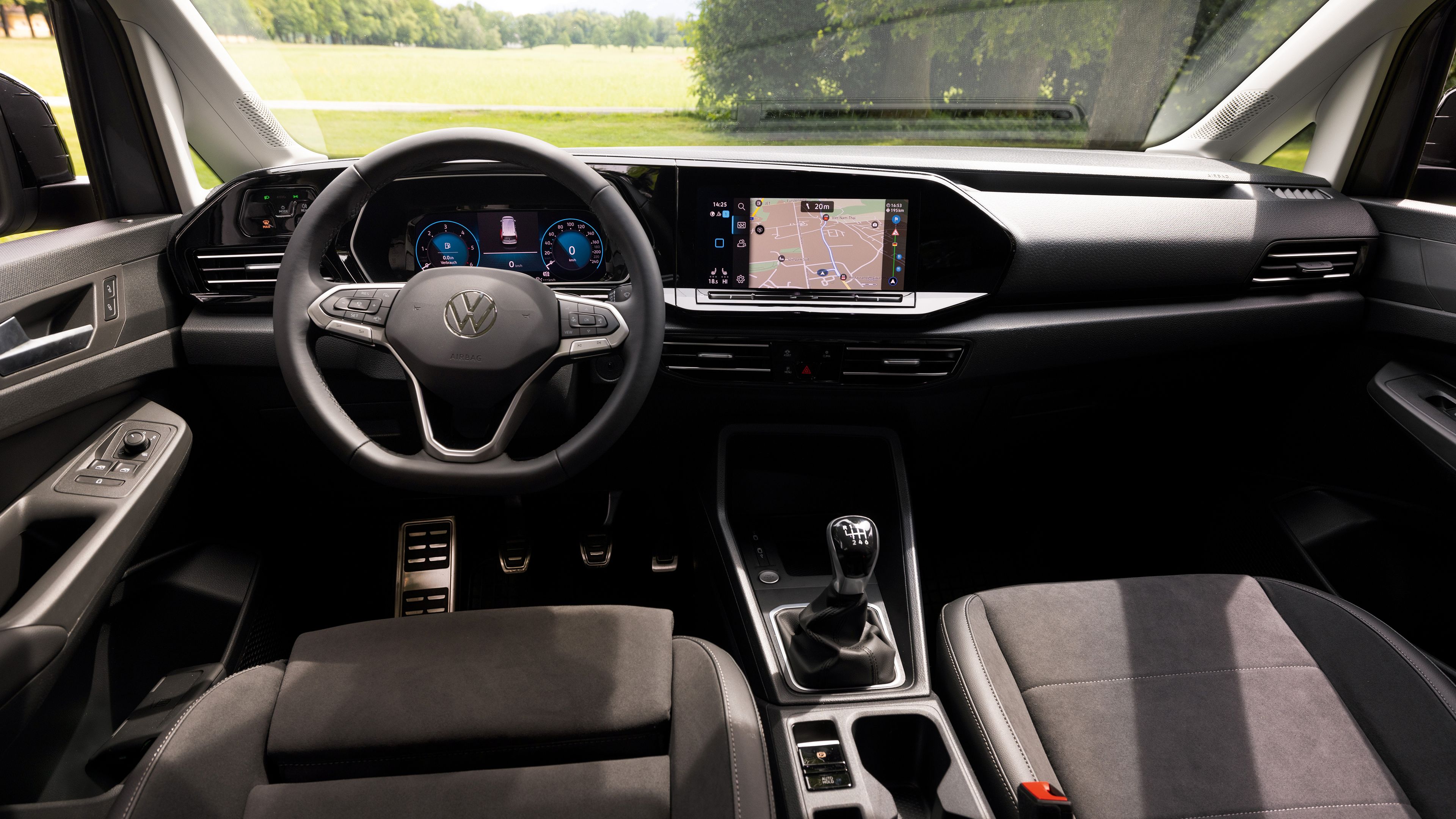 VW Caddy Innenraum Fahrer- und Beifahrerseite mit Multifunktionslenkrad und digitalen Display