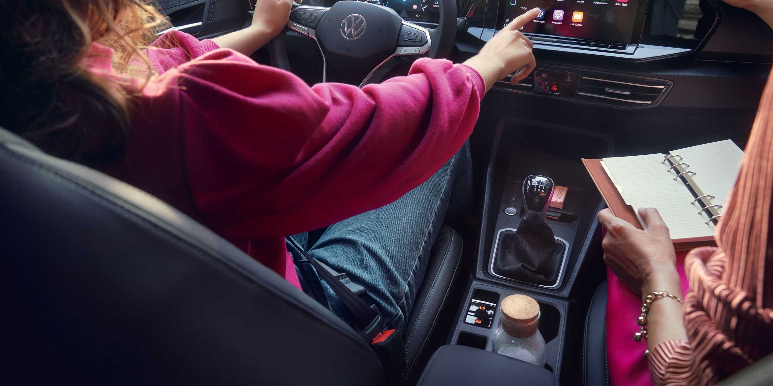 Frau sitzt in Caddy Kobmi und fährt.
