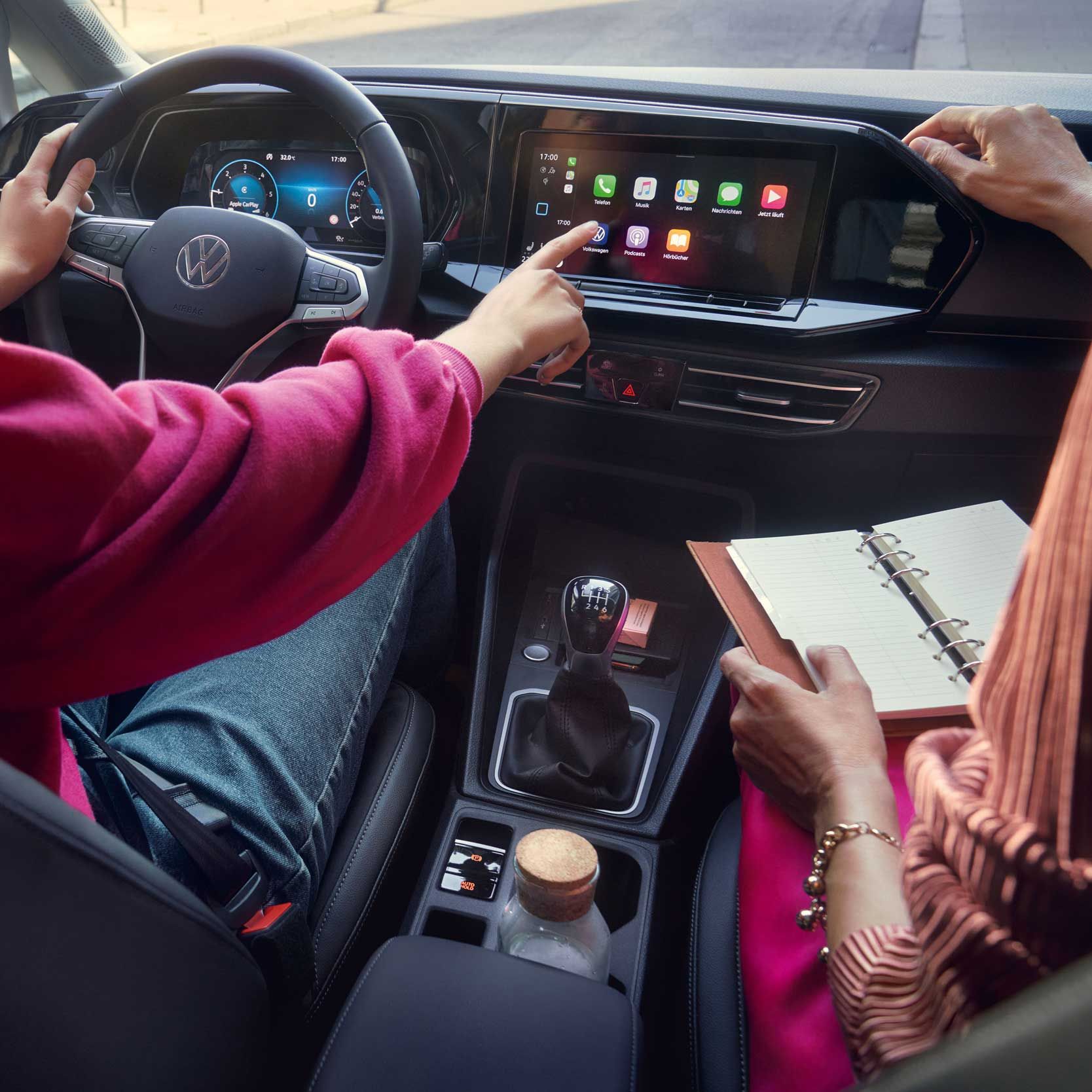 Frau sitzt in Caddy Kobmi und fährt.