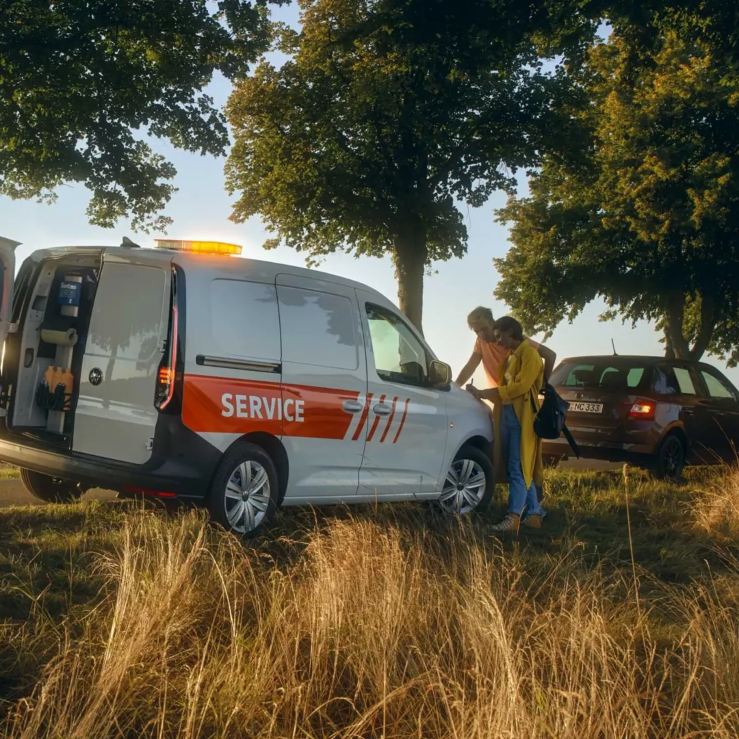 VW Caddy als Servicefahrzeug umgebaut parkt an Straßenrand