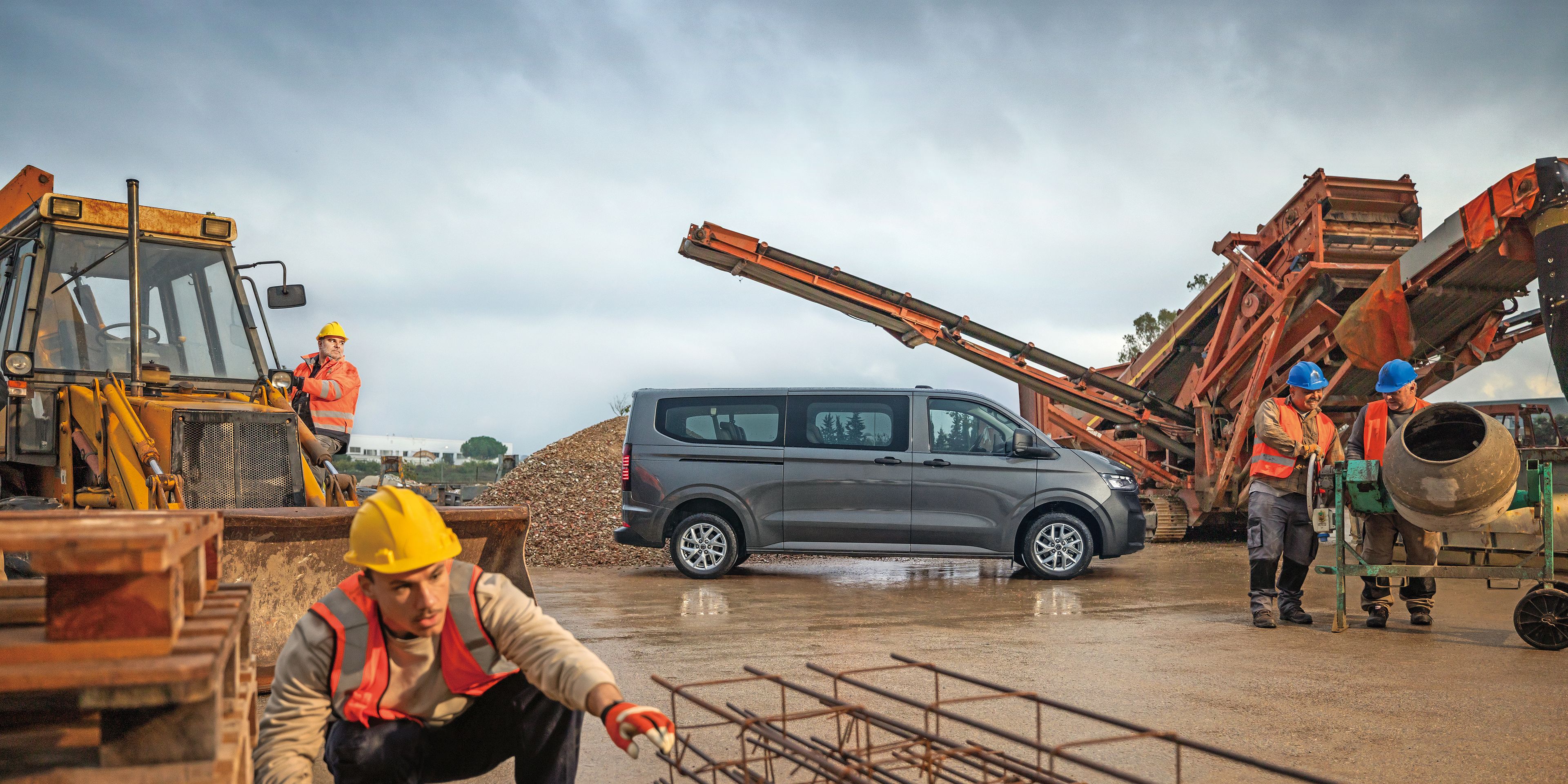 Transporter Kombi in Grau auf Baustelle