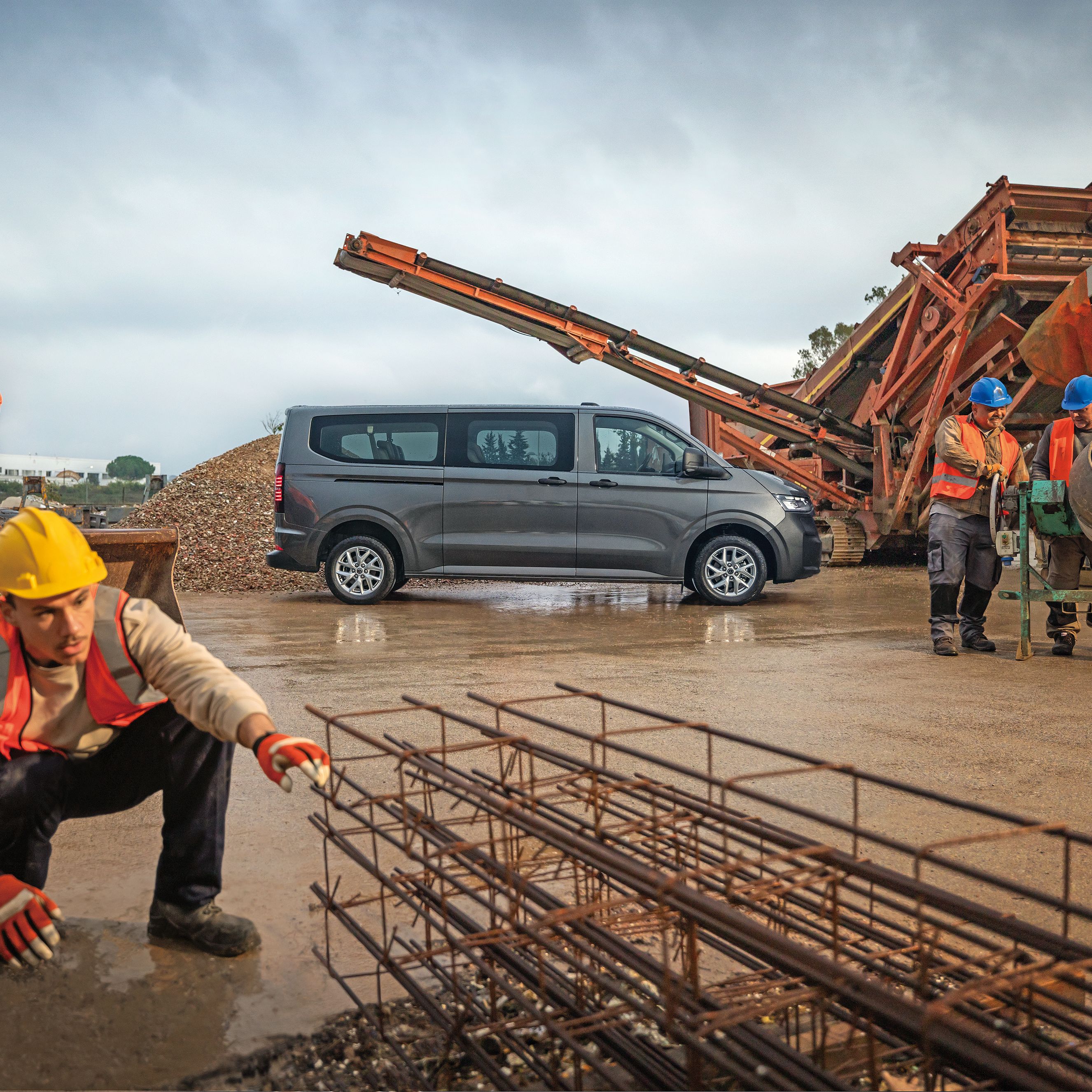 Transporter Kombi in Grau auf Baustelle