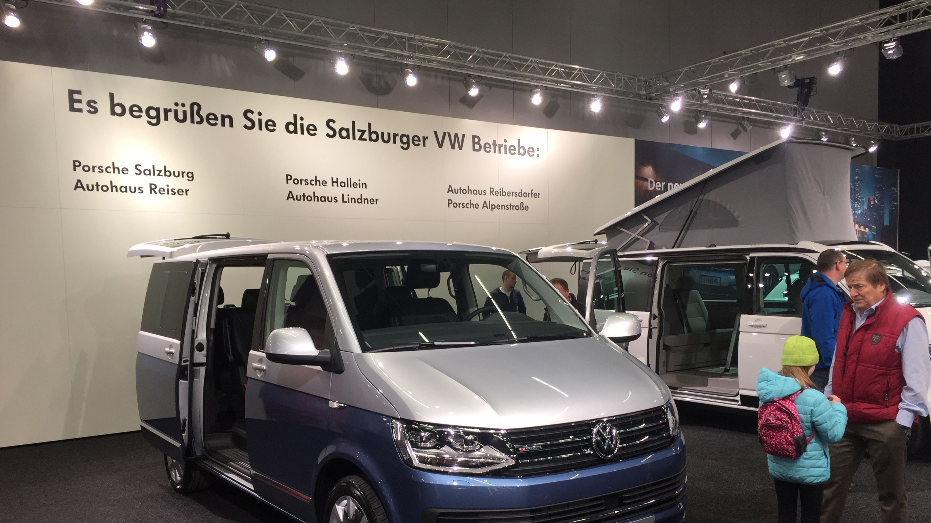 Der neue Multivan zweifarbig und Besucher